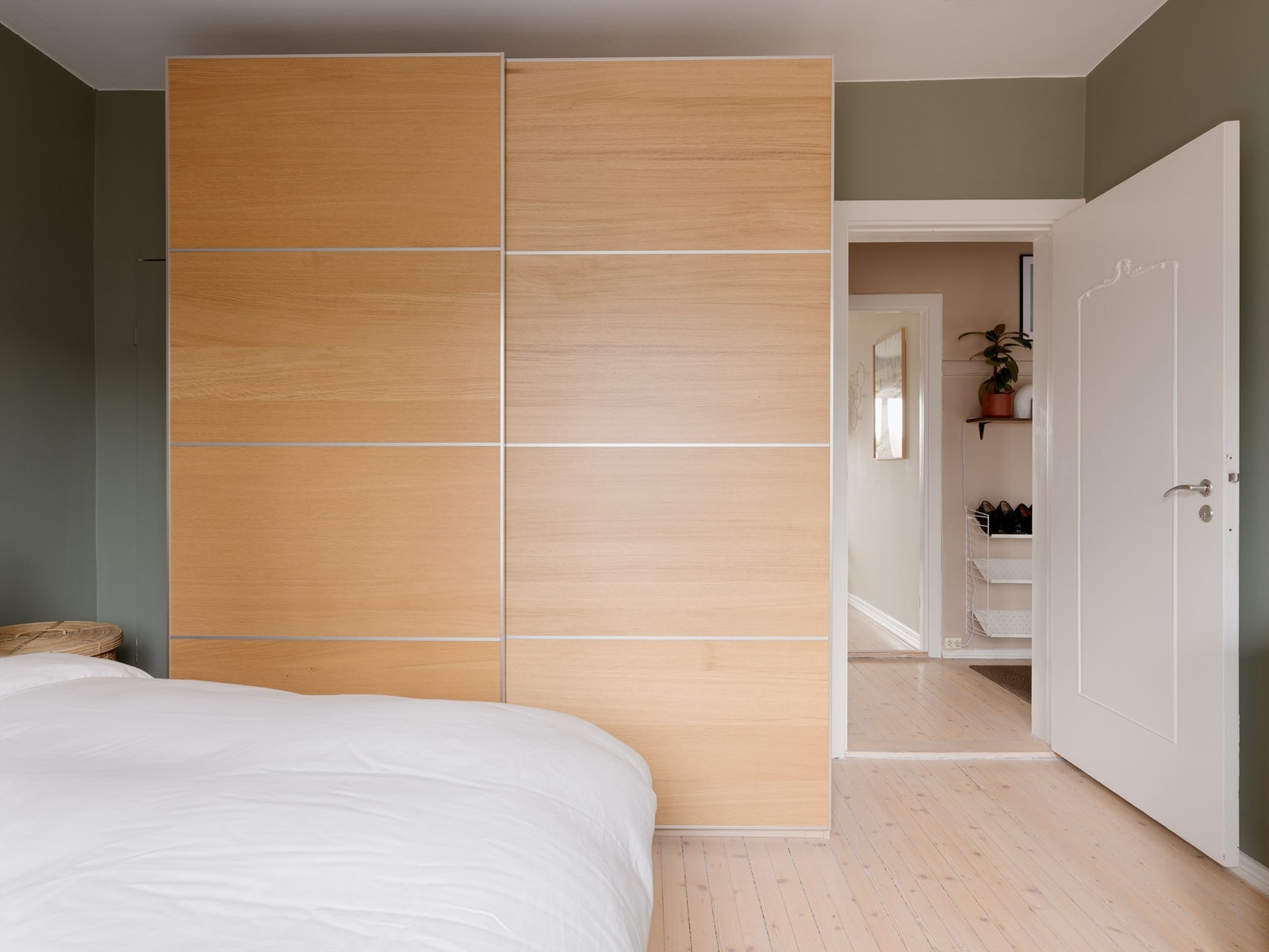 En stor skyvedørsgarderobe gir rikelig med oppbevaringsplass. Galleribilde