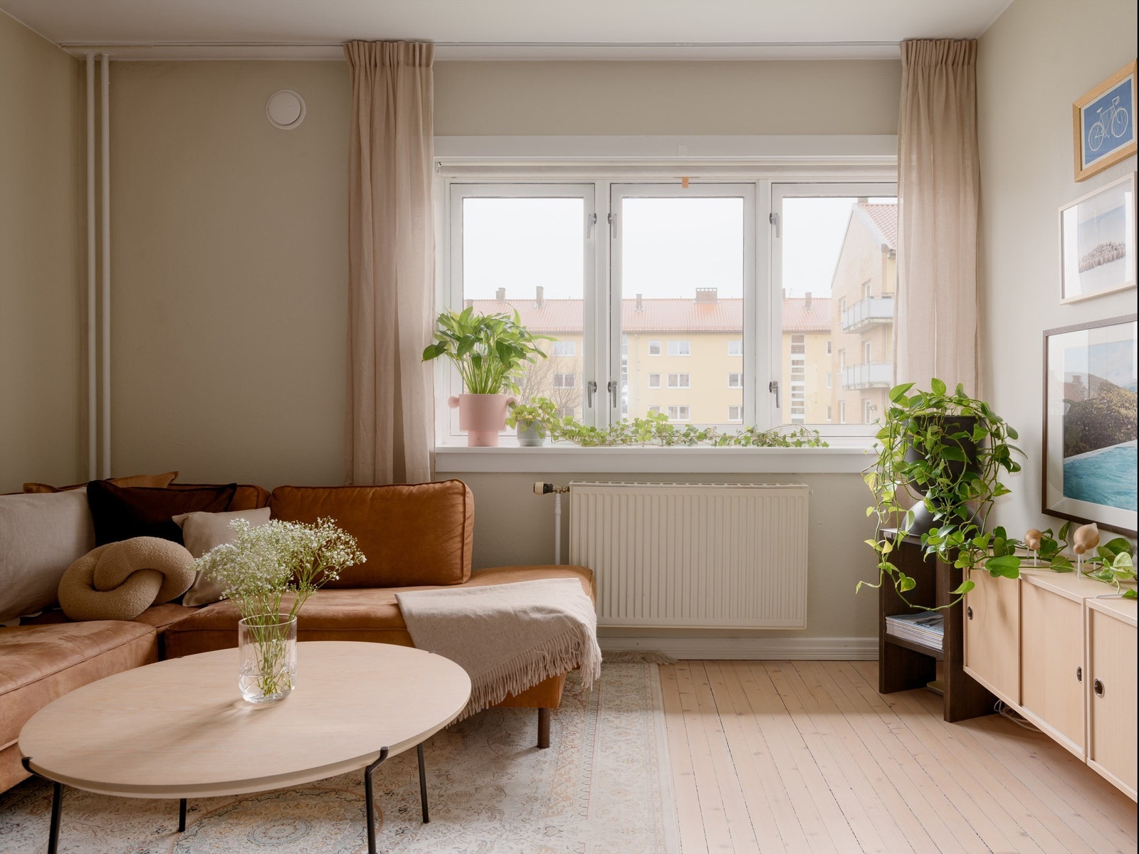 Leiligheten har en gjennomgående planløsning som gir lysinnslipp fra både øst og vest. Galleribilde
