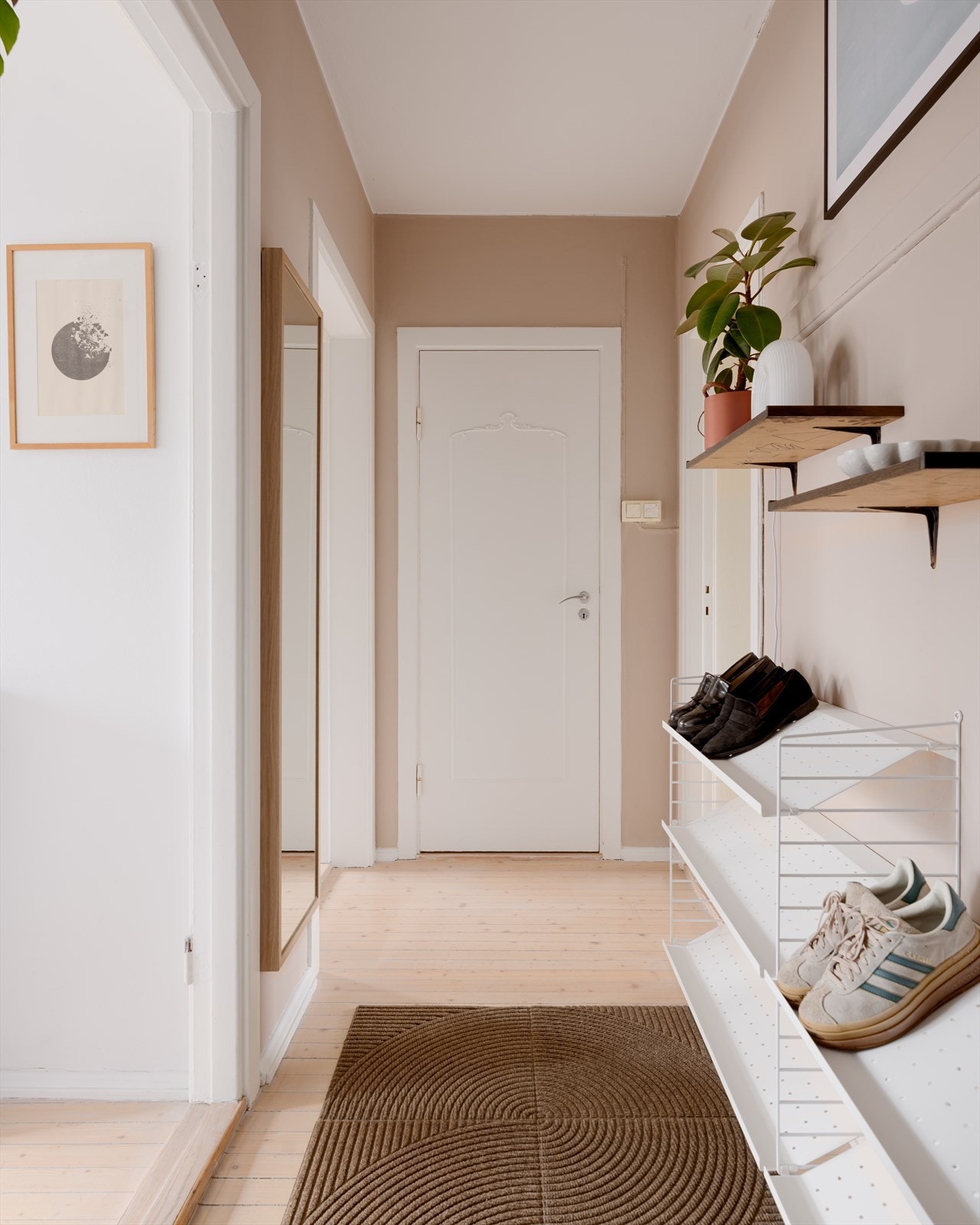 Leilighetens entré er lys og innbydende og gir et svært godt førsteinntrykk av boligen. Galleribilde