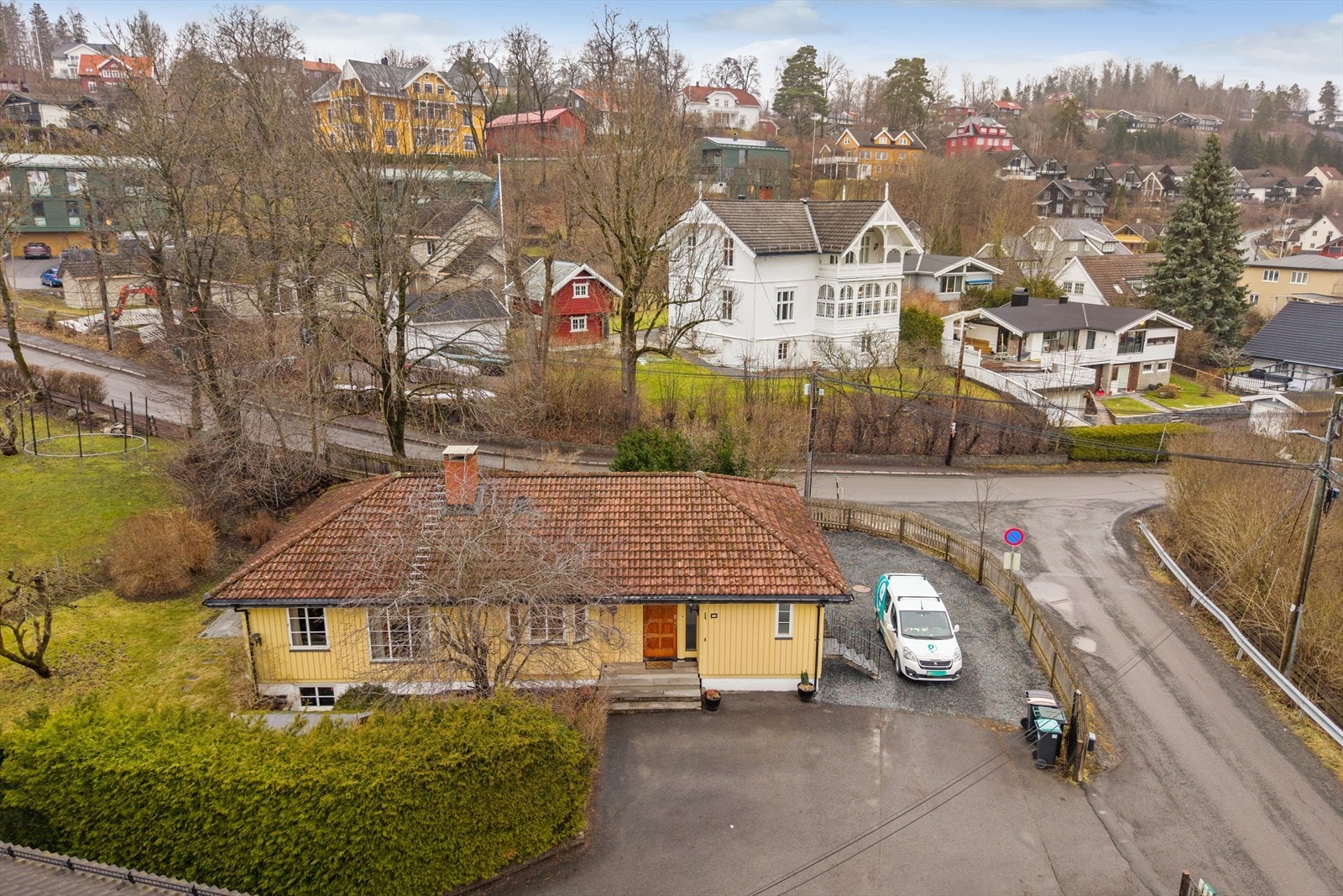 Eneboligen er fra 1989, og ligger i et veletablert og barnevennlig område på Evje. Galleribilde