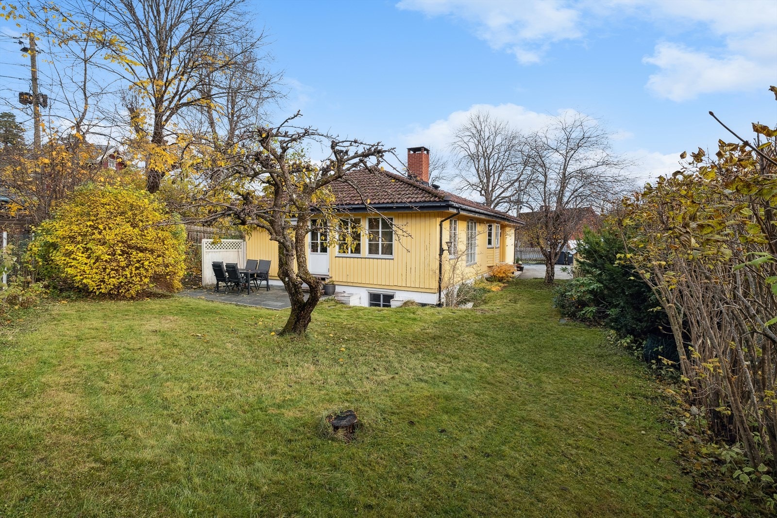 Eiendommen har en pent opparbeidet og frodig tomt med gode solforhold. Galleribilde