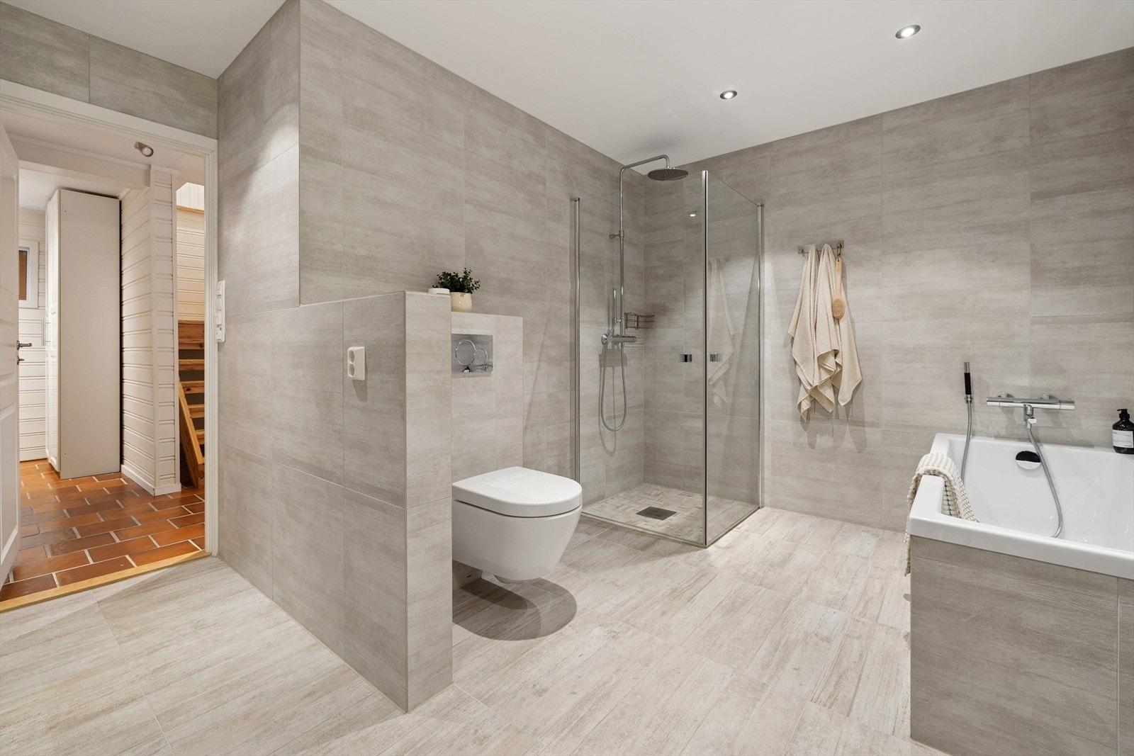 Badet i kjelleren har i tillegg opplegg for vaskemaskin. Galleribilde