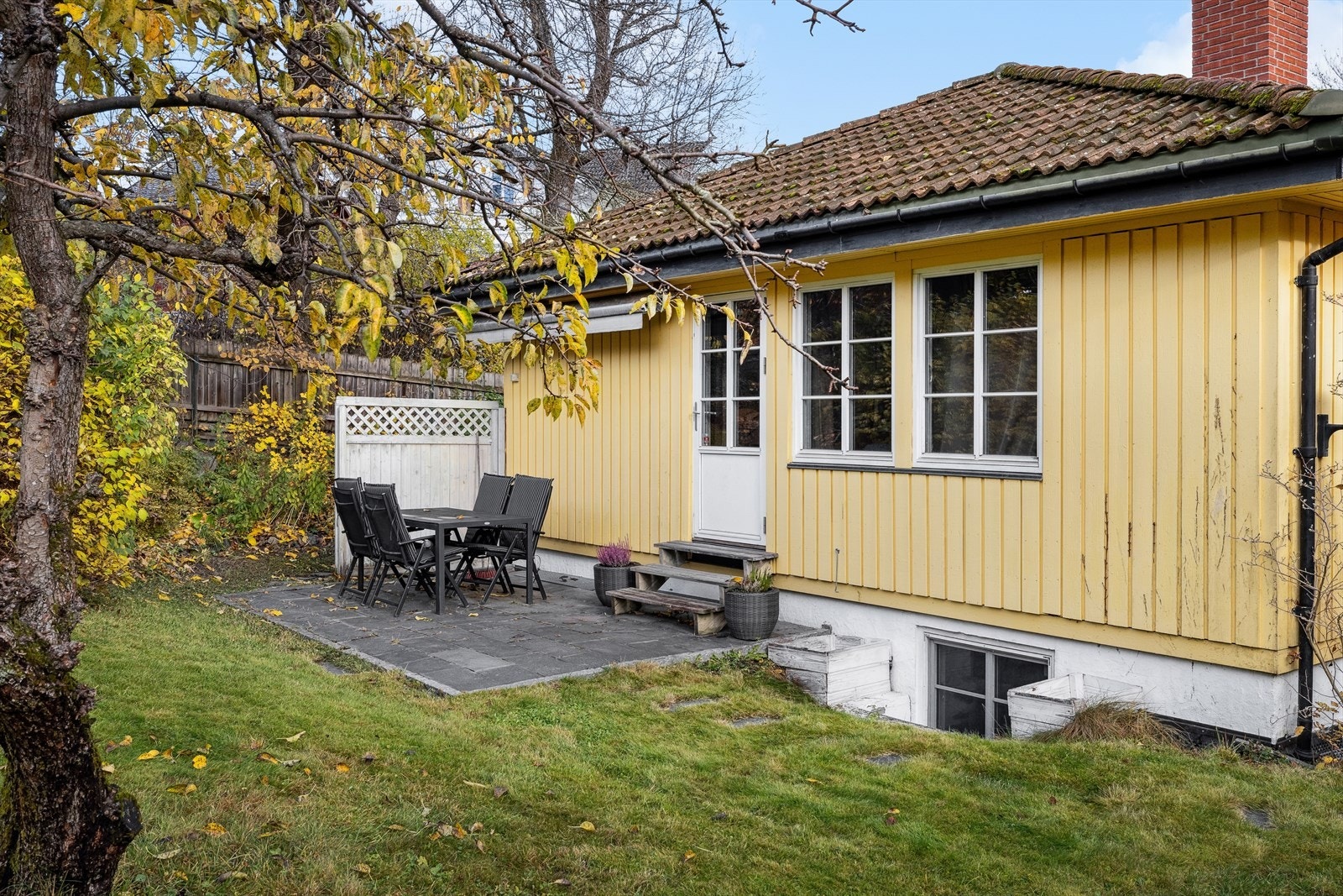Markterrassen er etablert med steinheller og en levegg i trekonstruksjon. Galleribilde
