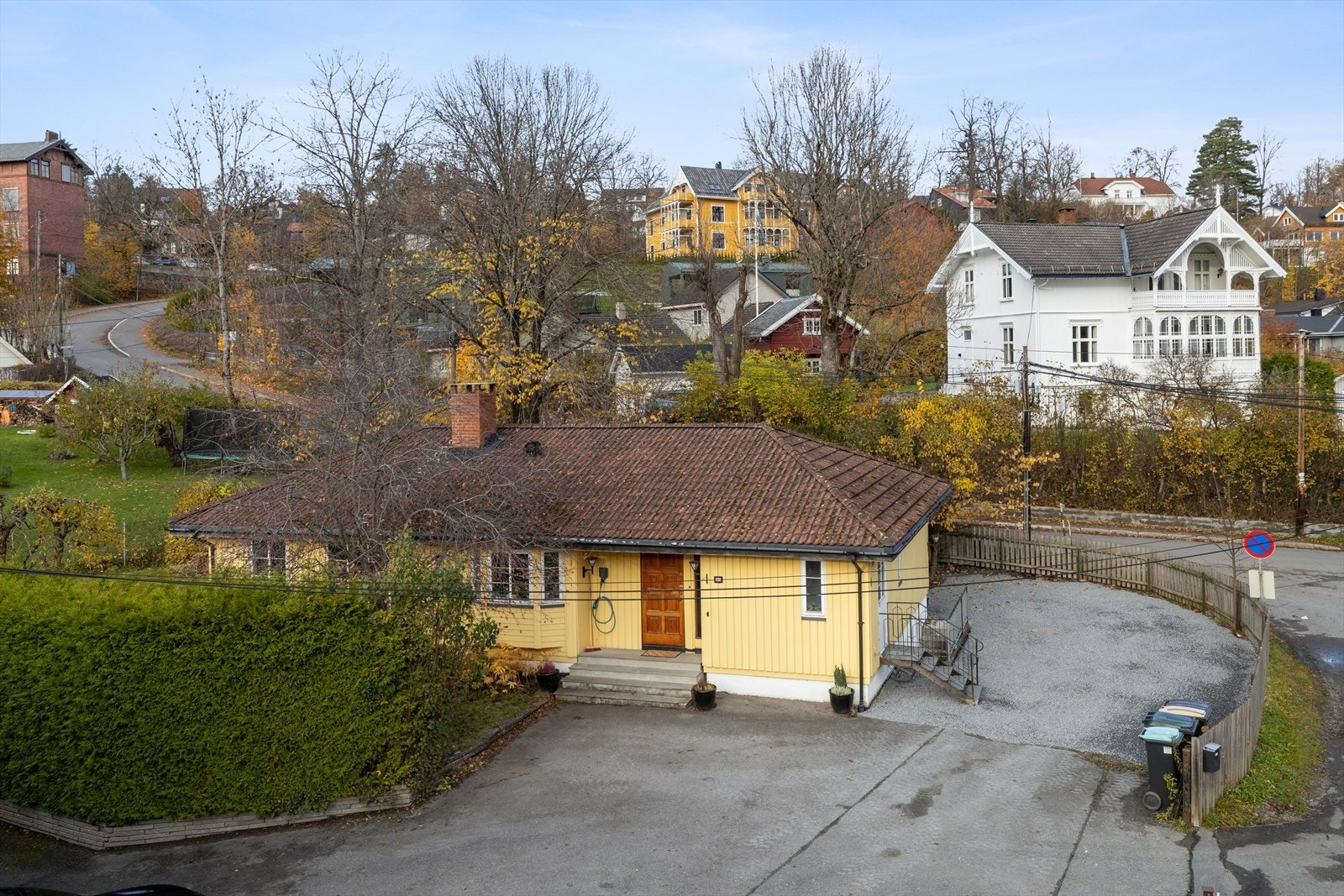 Fra boligen er det gangavstand til skoler og barnehager, med trygg skolevei. Galleribilde