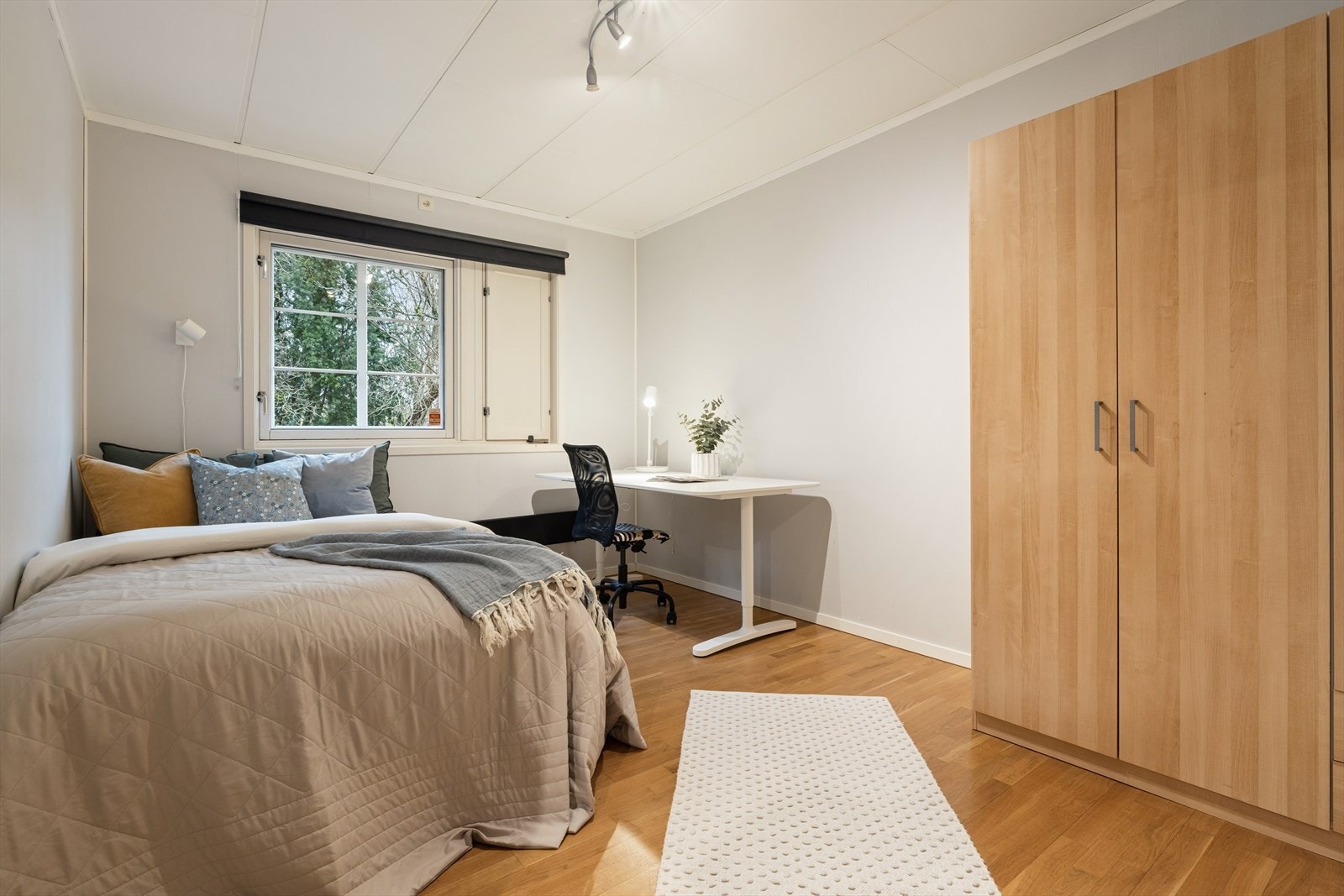 Ett av soverommene er utstyrt med et garderobeskap og de andre rommene har plass til ønsket skapløsning. Galleribilde