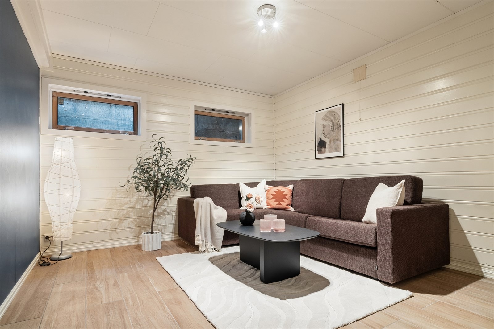 I kjelleren har boligen et rom som er innredet som kjellerstue. Galleribilde