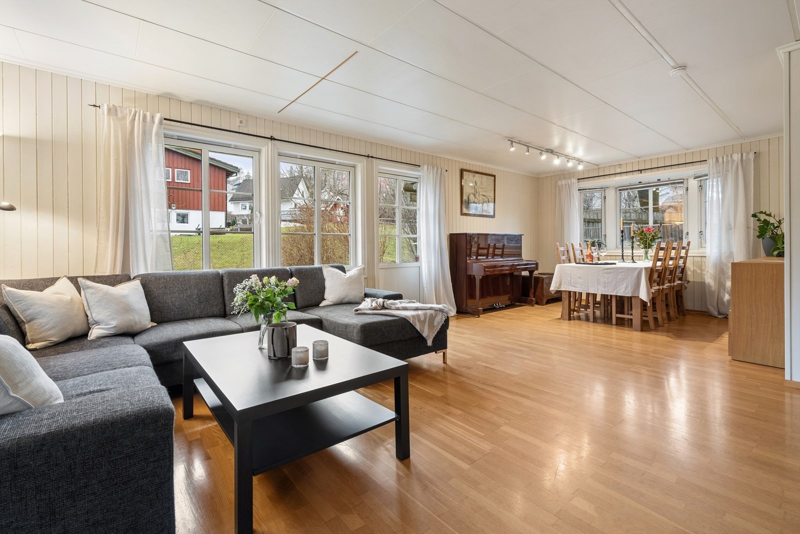 Stuen er boligens sosiale samlingspunkt, med en plassbygget elementpeis som gir god varme. Galleribilde