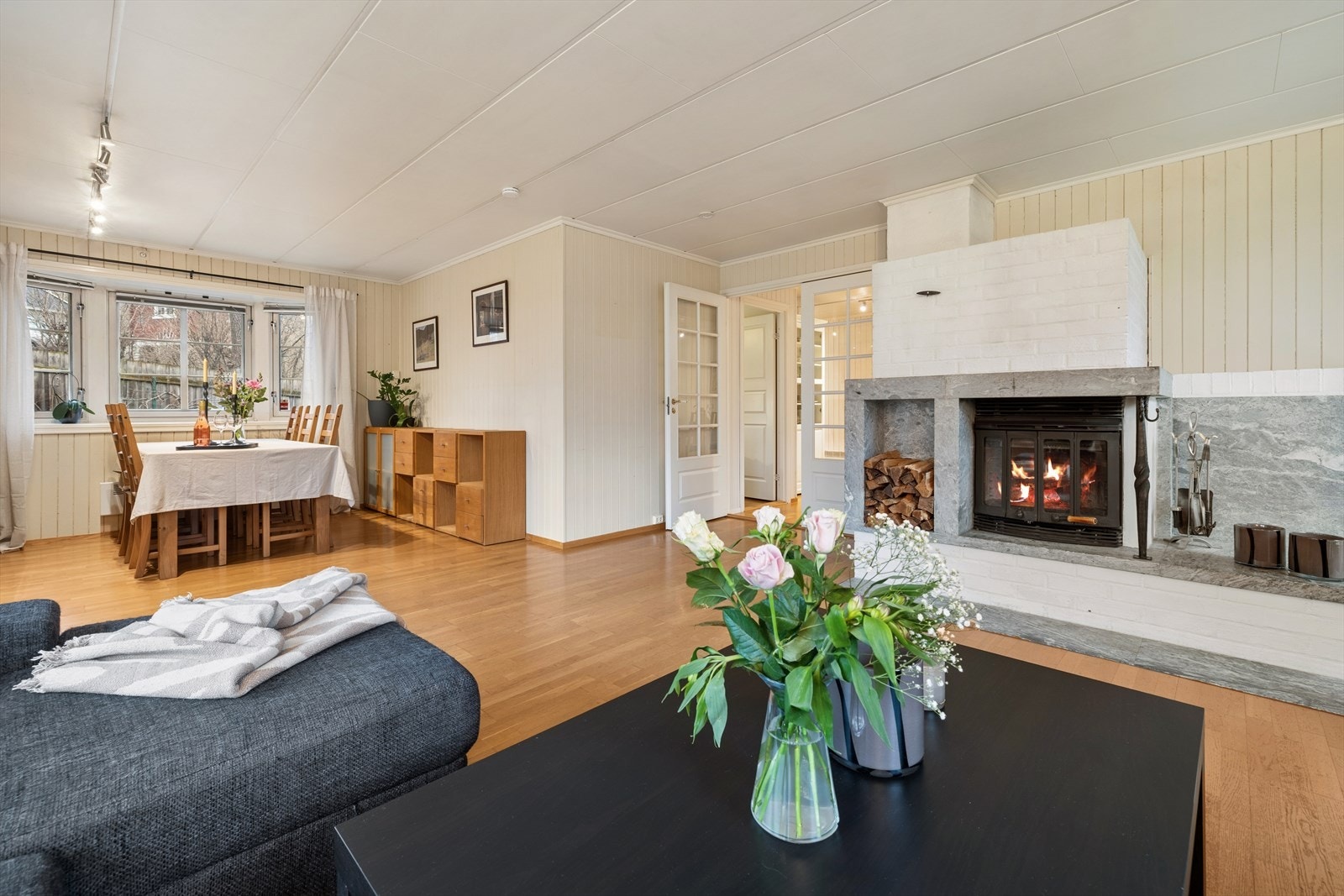 Rommet har god plass til både sofagruppe og spisebord, og vinduer i flere retninger slipper inn rikelig med lys. Galleribilde