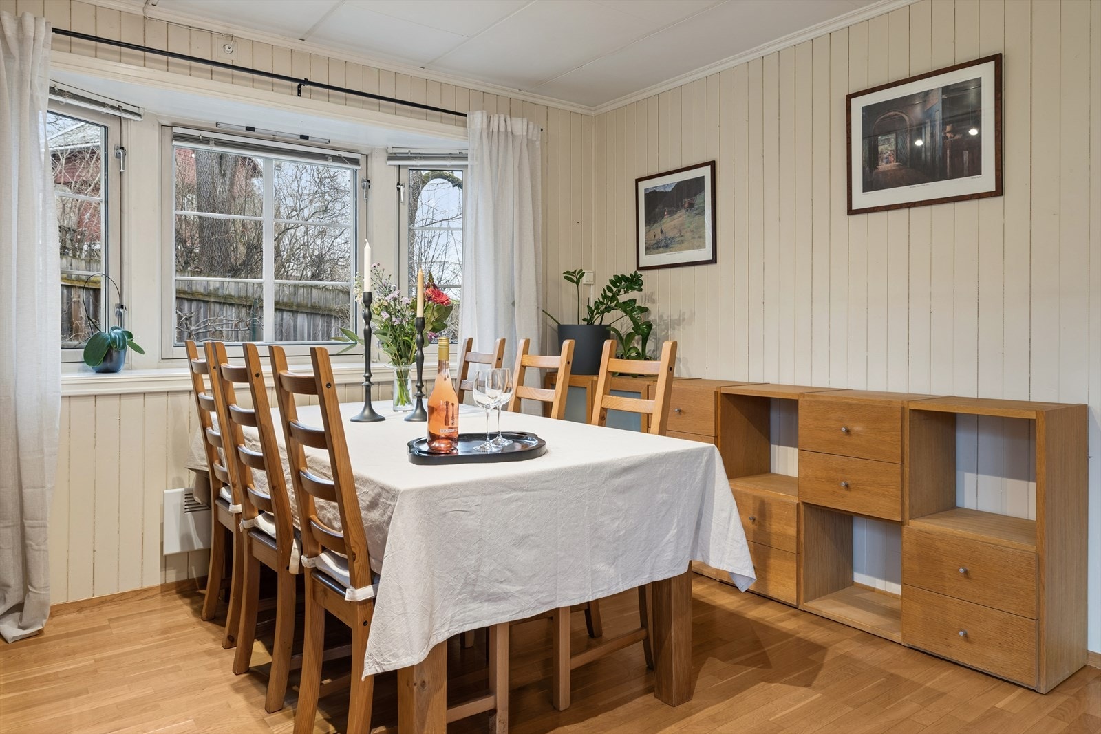 Spisestuen har en fin plassering ved karnappvinduet. Galleribilde