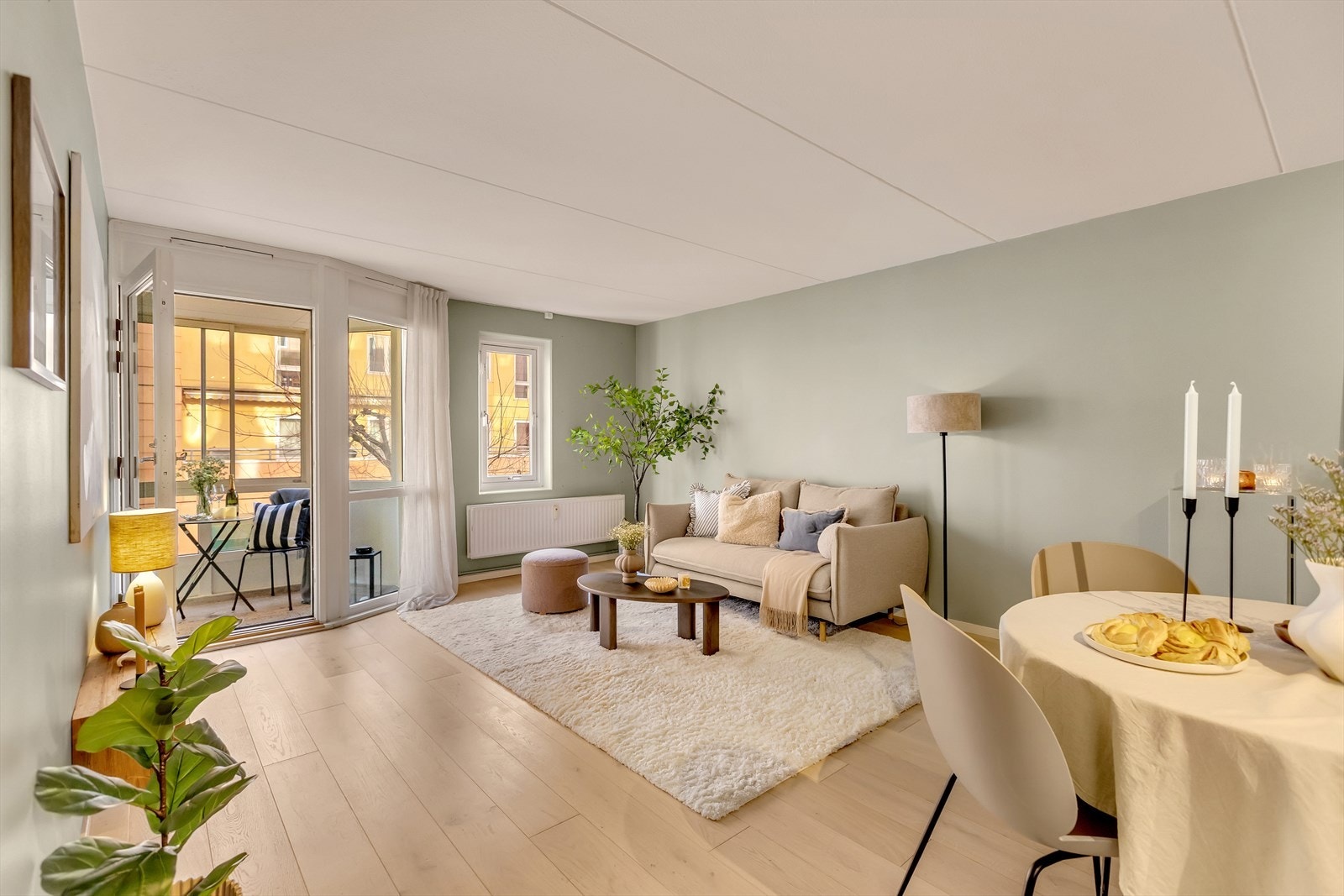 Boligen har en romslig stue med åpen kjøkkenløsning som gir en luftig og sosial atmosfære, samt et stort soverom med godt lysinnslipp. Galleribilde