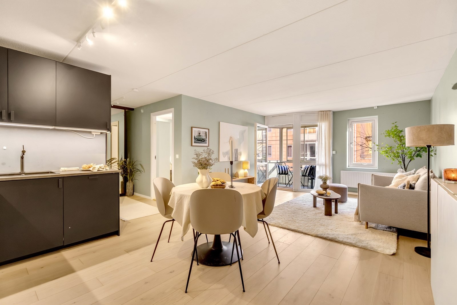 Det er god plass til både sofagruppe og spisebord, med en planløsning som gjør boligen enkel å møblere. Galleribilde