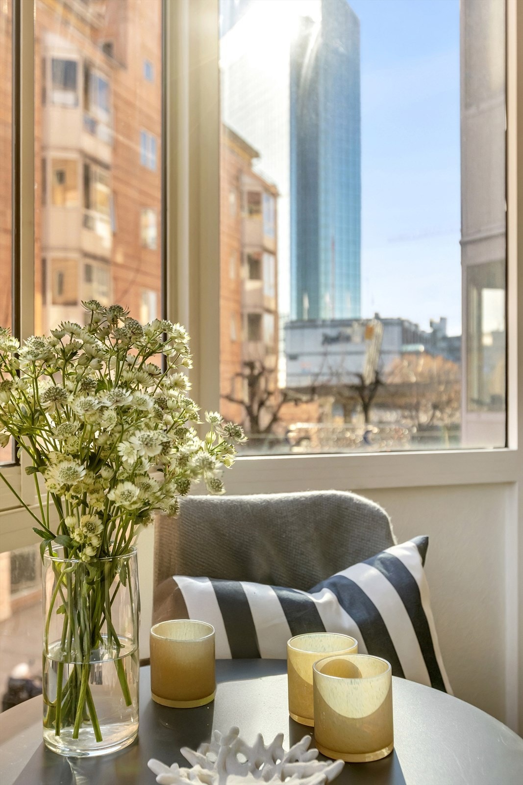 Balkongen kan benyttes store deler av året - perfekt som en lun sitteplass eller et ekstra rom i hverdagen. Galleribilde