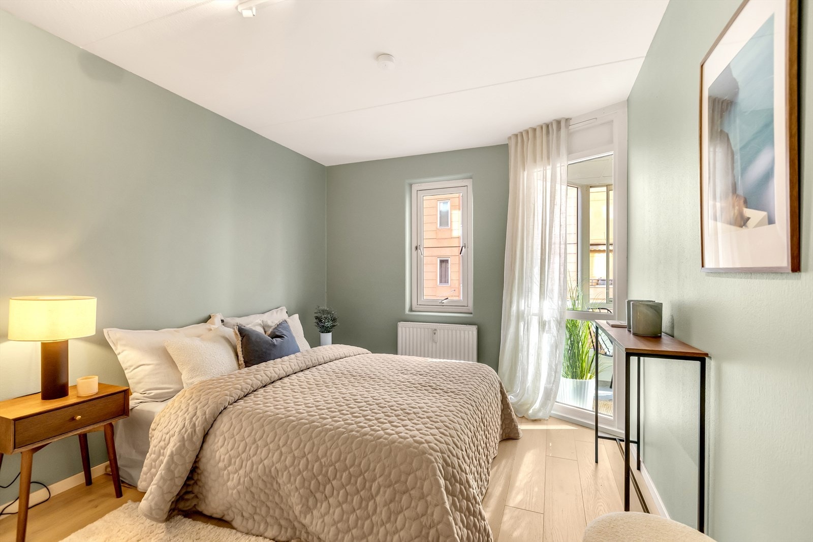 Lyst og romslig soverom med en rolig og behagelig atmosfære. Galleribilde