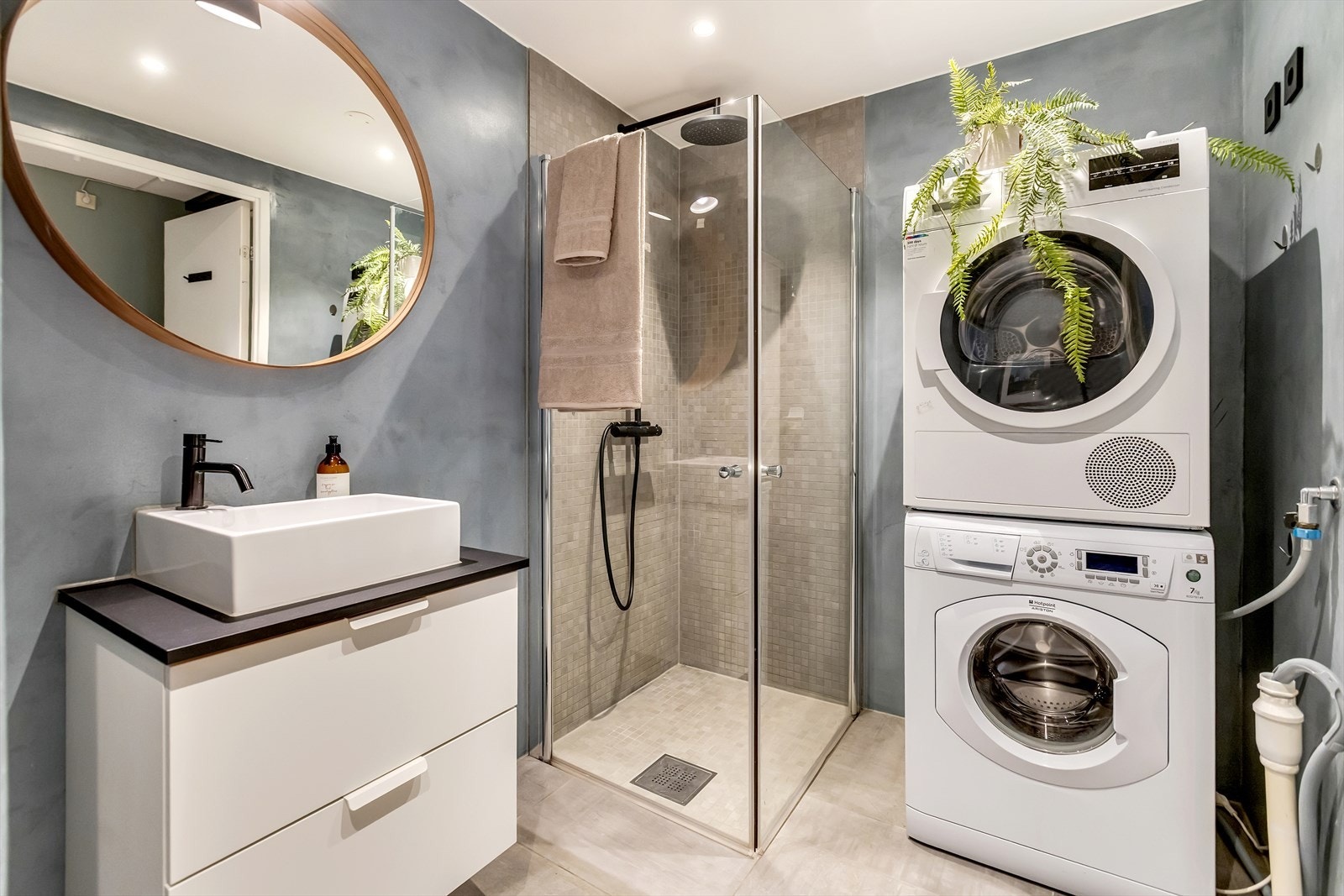 Badet fremstår som tidsriktig og funksjonelt, med en rolig og gjennomført fargepalett. Galleribilde