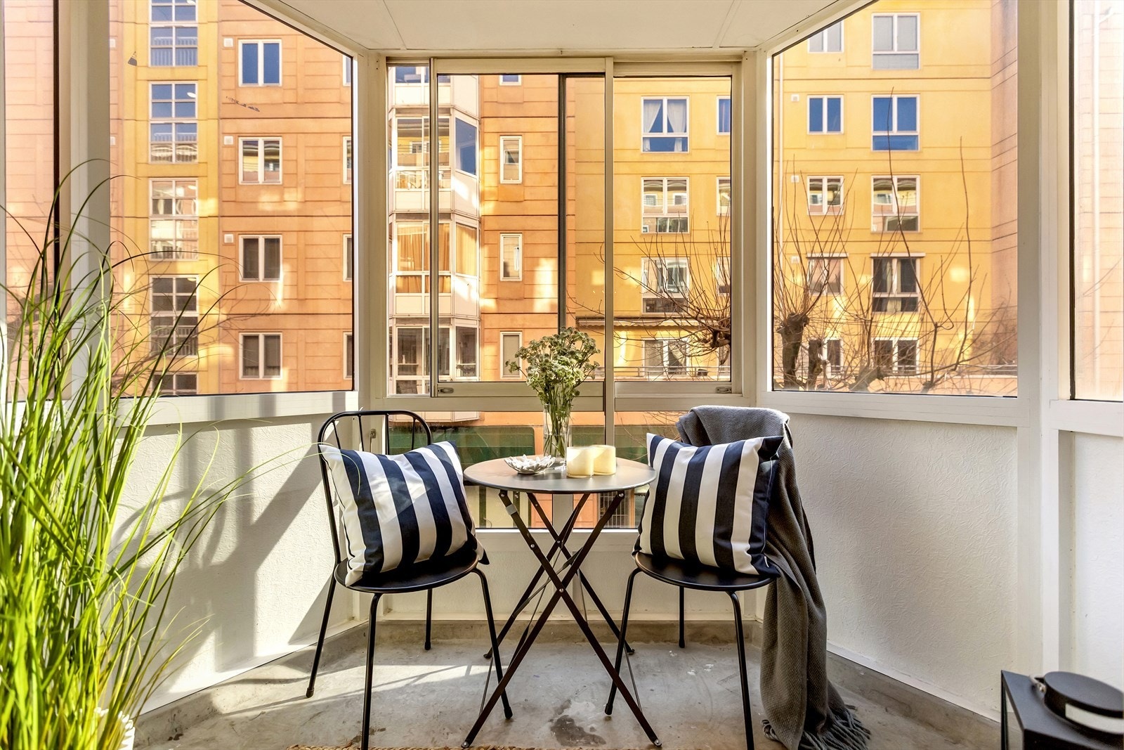 Balkong på ca. 4 kvm og har sol fra formiddag til ettermiddag med hyggelig utsyn. Galleribilde