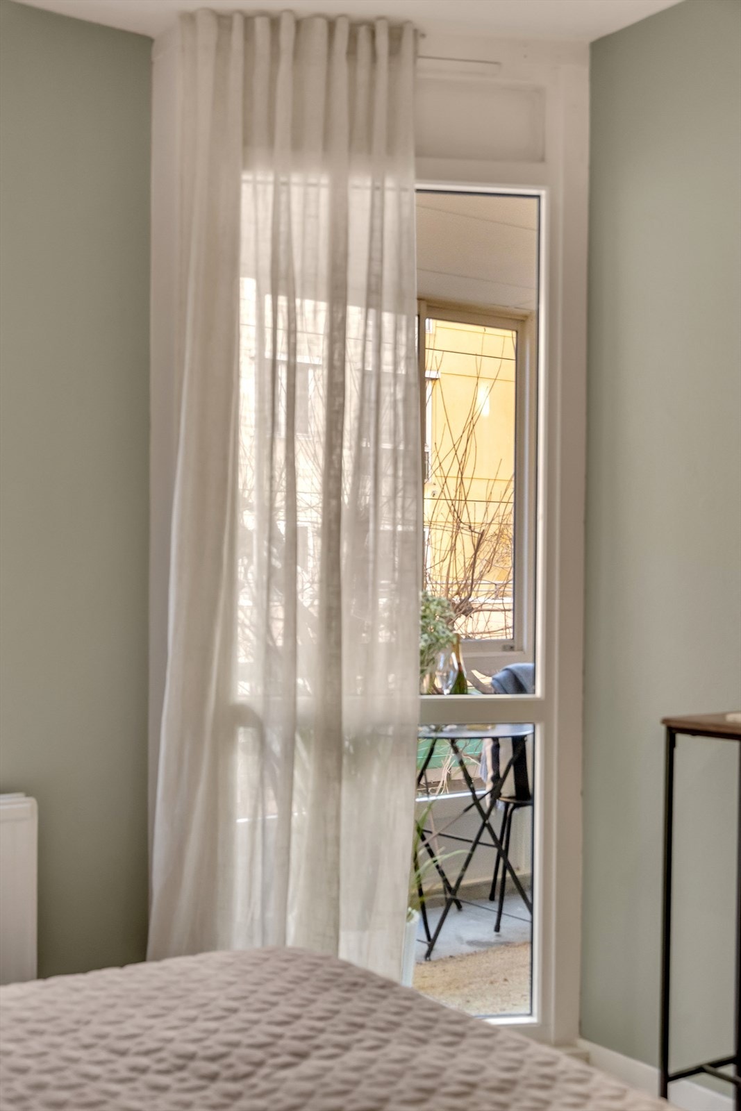 Et innbydende soverom som legger til rette for god komfort og en avslappende hverdag. Galleribilde