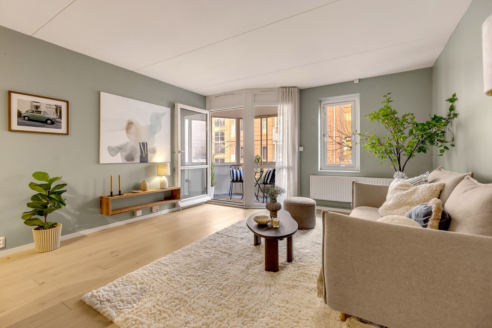 Store vindusflater slipper inn rikelig med naturlig lys og skaper en behagelig romfølelse. Galleribilde