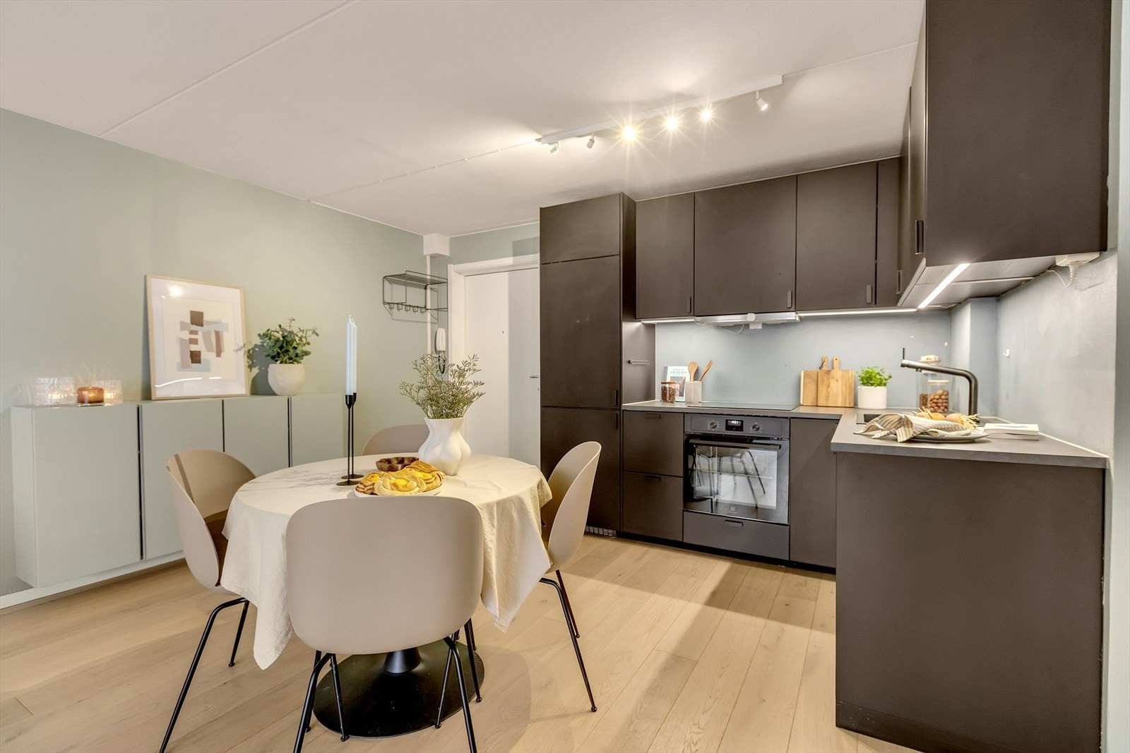 Moderne og funksjonelt kjøkken med glatt, laminert innredning og laminert benkeplate. Galleribilde