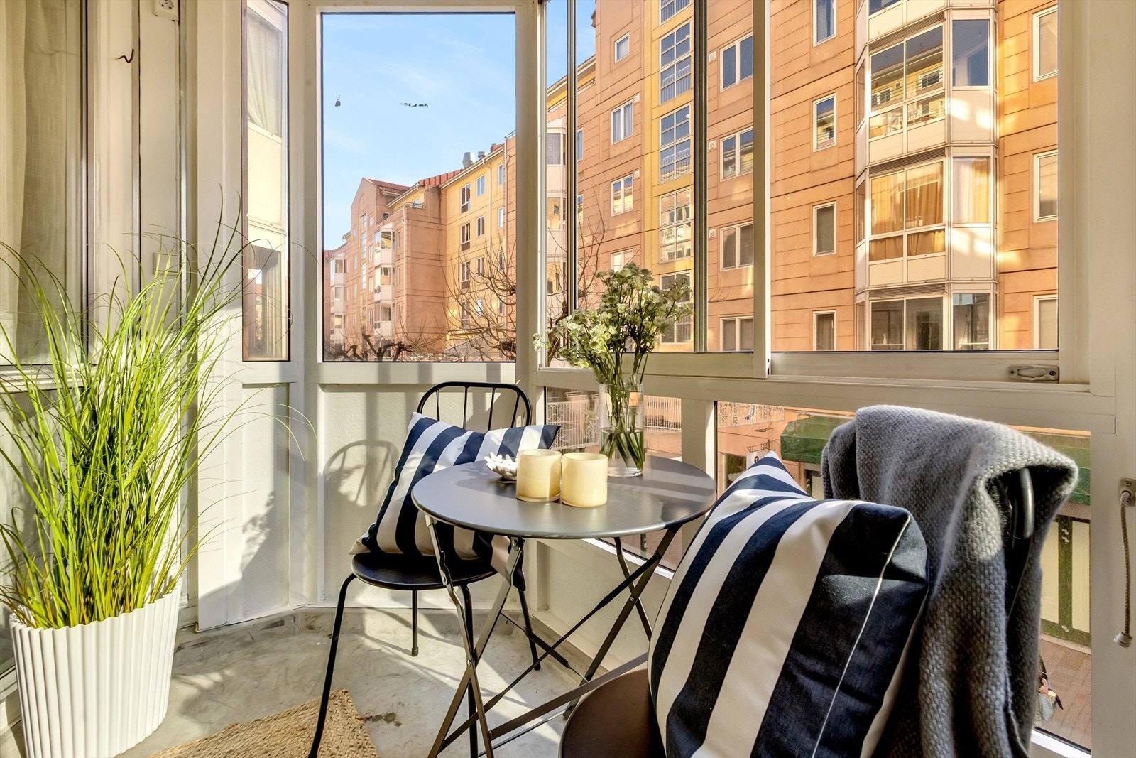 Fra stuen er det utgang til en solrik, innglasset balkong som fungerer som en naturlig forlengelse av oppholdsrommet. Galleribilde