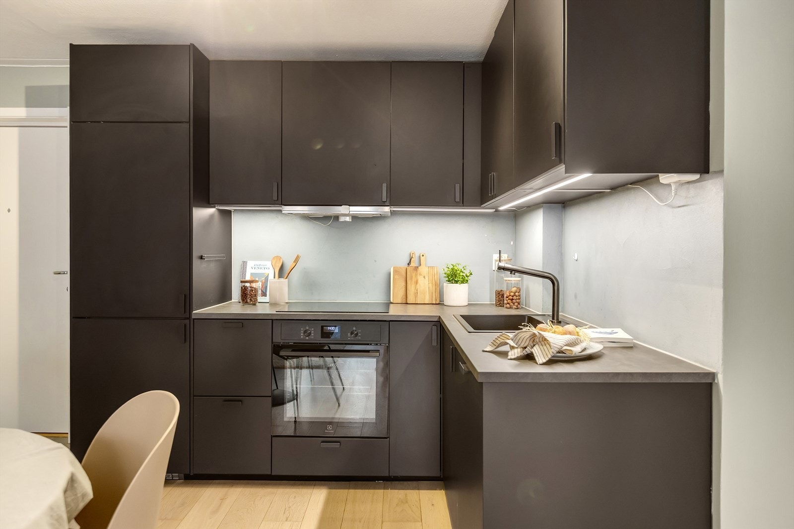 Det er utstyrt med integrert hvitevarer og stekeovn med kullfiltervifte over. Galleribilde