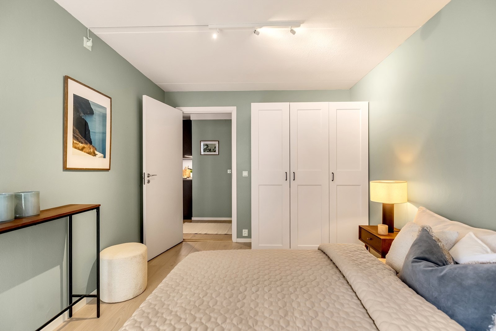 Praktisk garderobeløsning med gode oppbevaringsmuligheter. Galleribilde