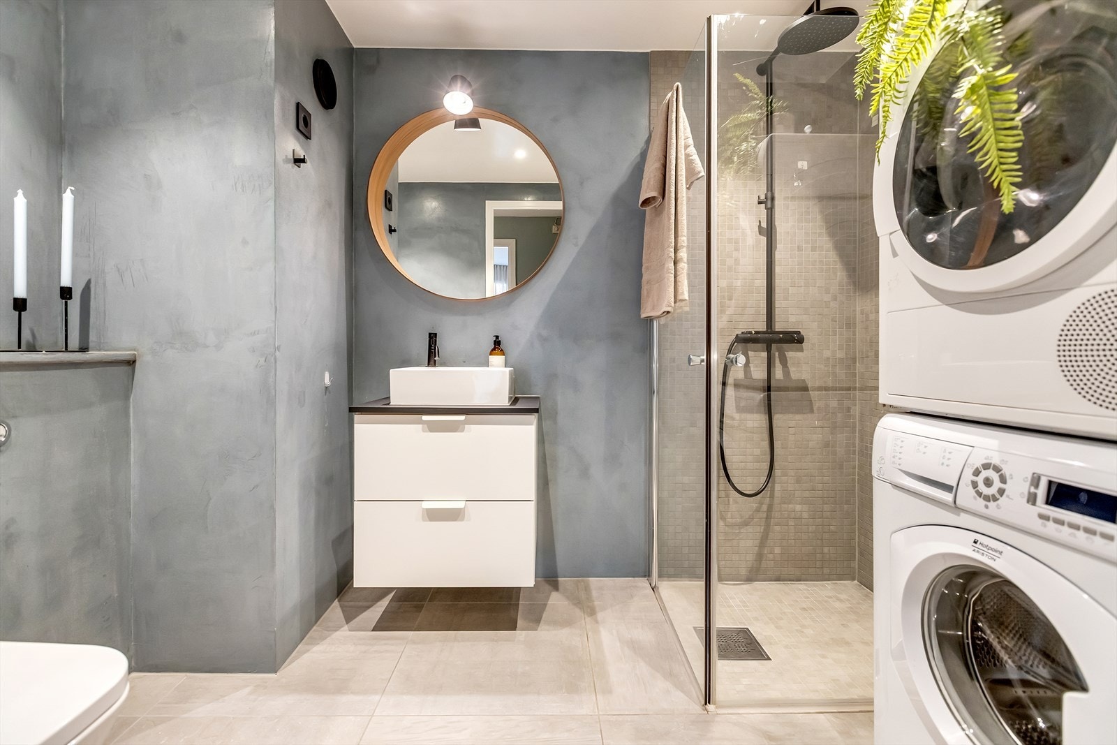 Delikat og moderne bad oppgradert i 2019 med stilrene overflater i mikrosement og fliser. Galleribilde