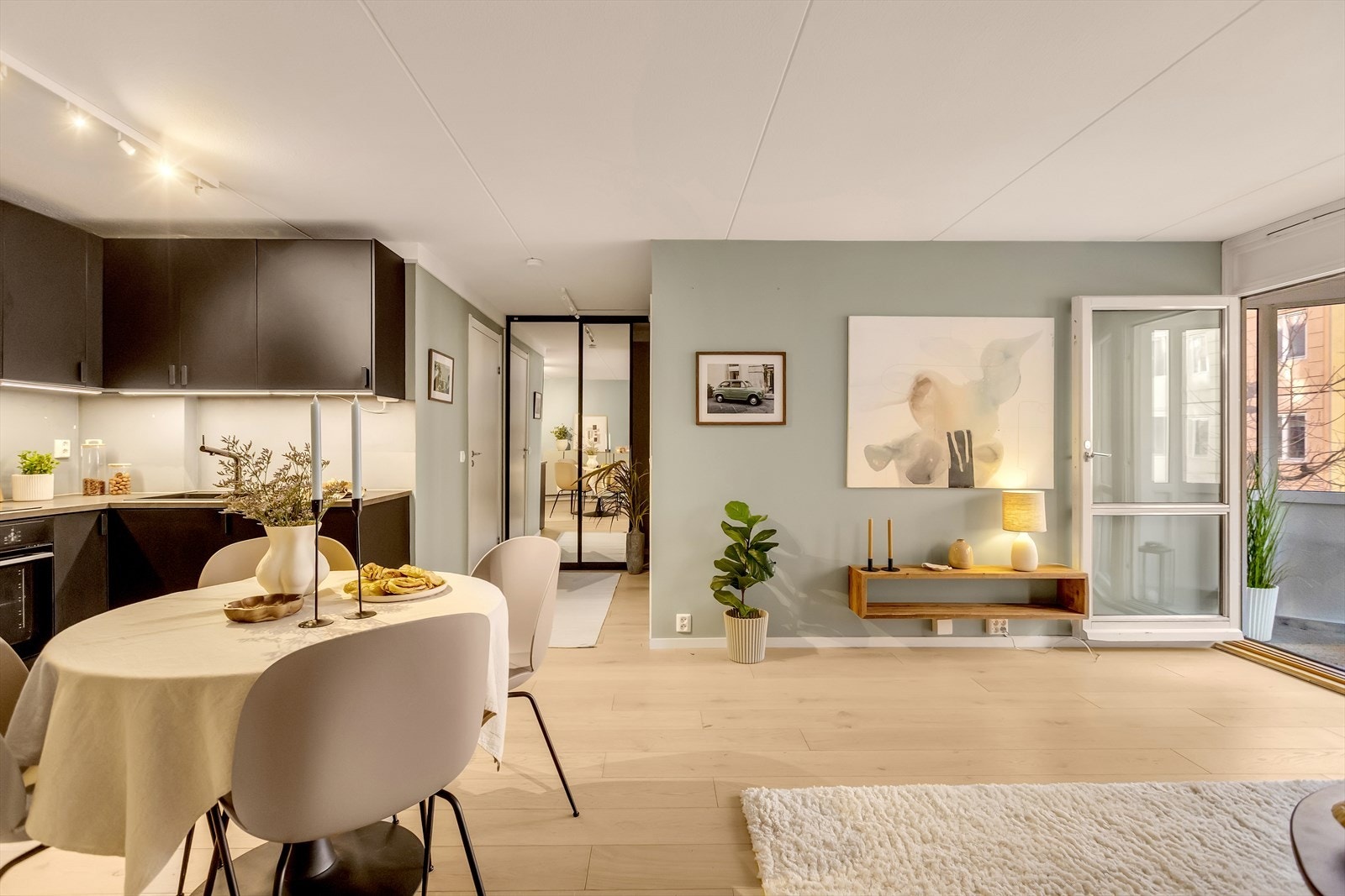 I tilknytning til rommet har vi en entré med garderobeskap med speildører og calling anlegg. Galleribilde