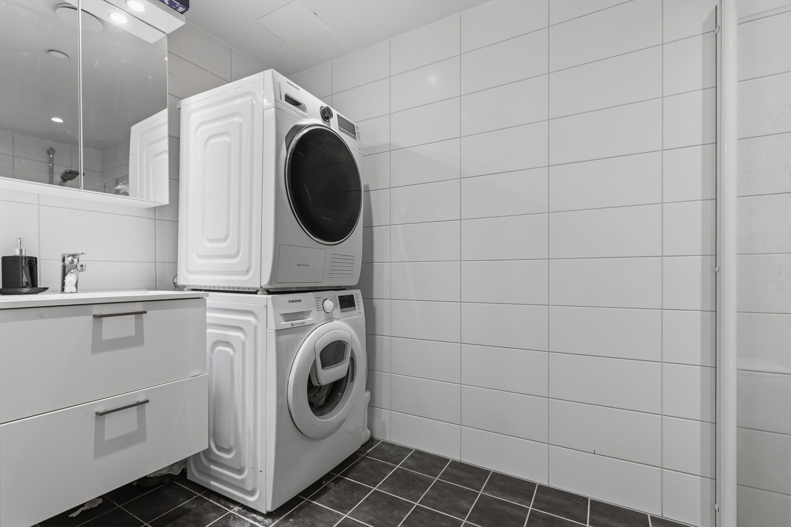 - Baderommet er smart innredet med servantmøbel og opplegg for vaskemaskin - Galleribilde