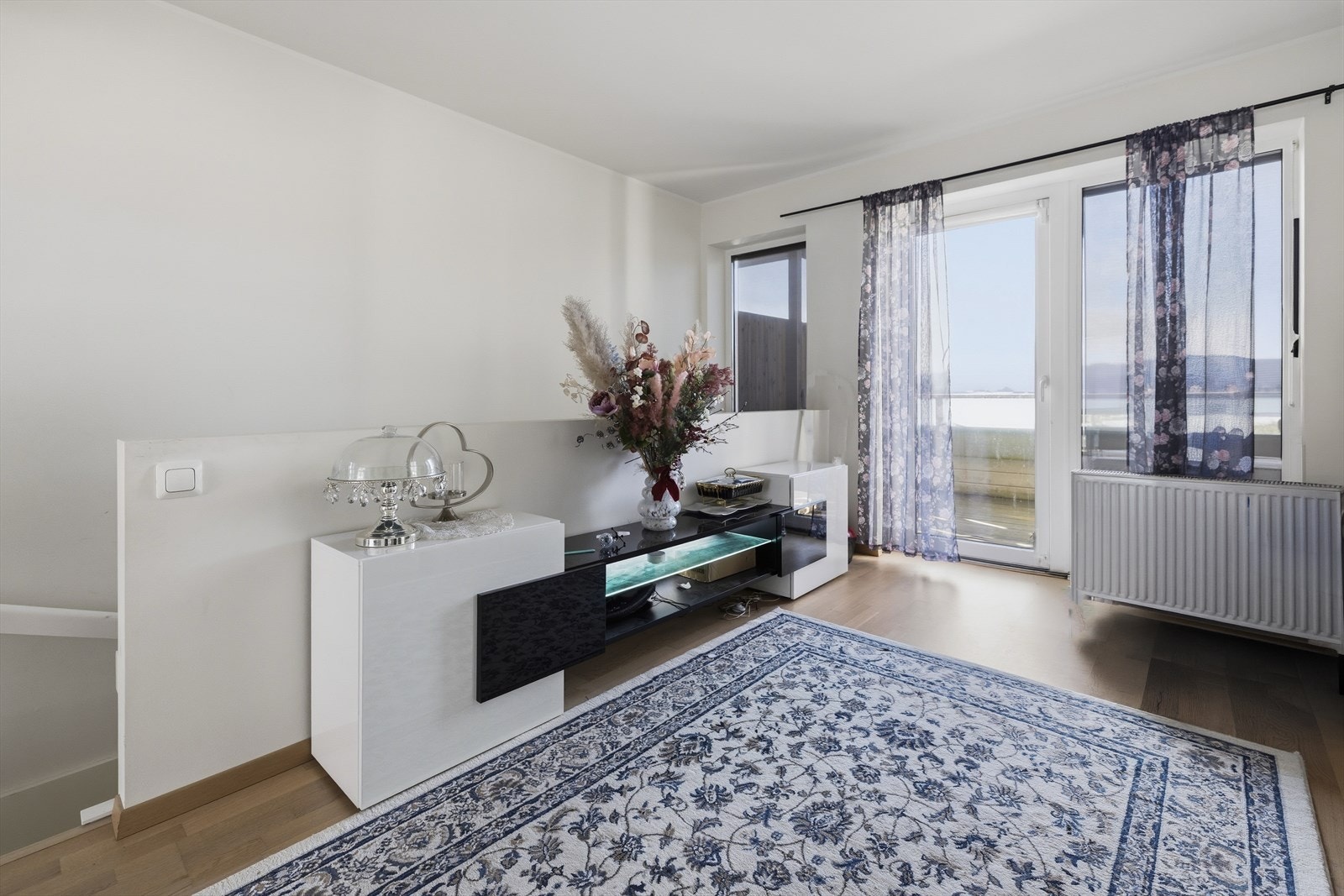 - En innbydende stue som enkelt kan tilpasses familiens behov. Det er direkte utgang til den solrike private takterrassen - Galleribilde