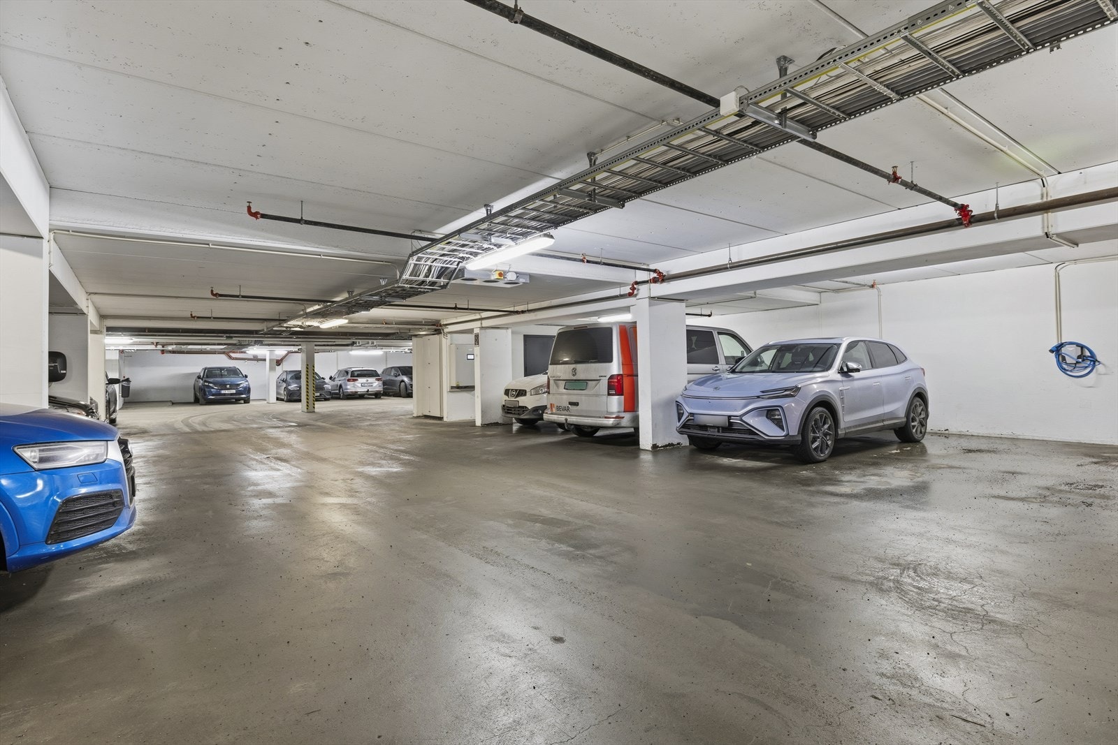 - Garasjeanlegget gir en praktisk og værbeskyttet løsning - Galleribilde