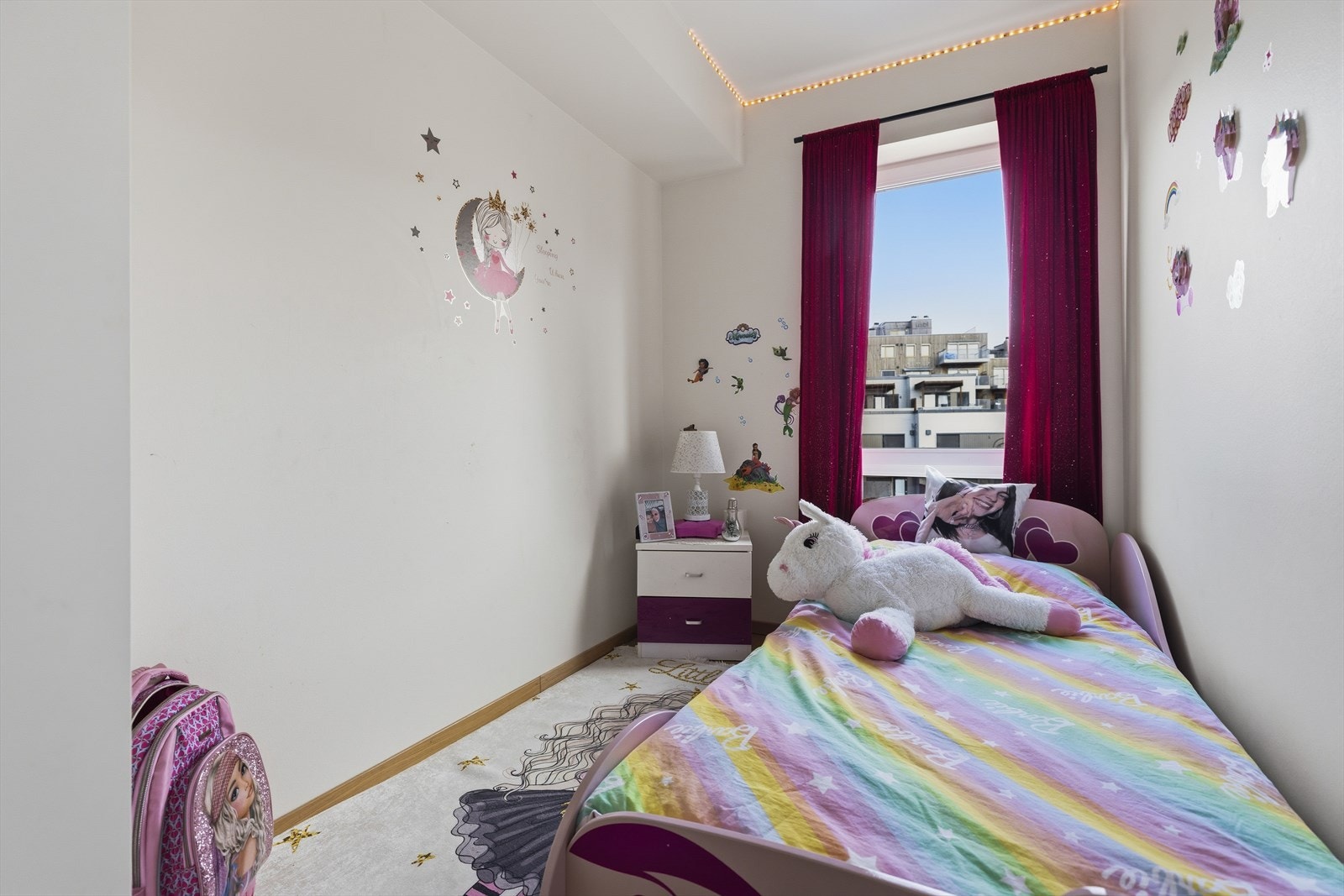 - Trivelig barnerom med plass til lek, søvn og personlige detaljer - Galleribilde