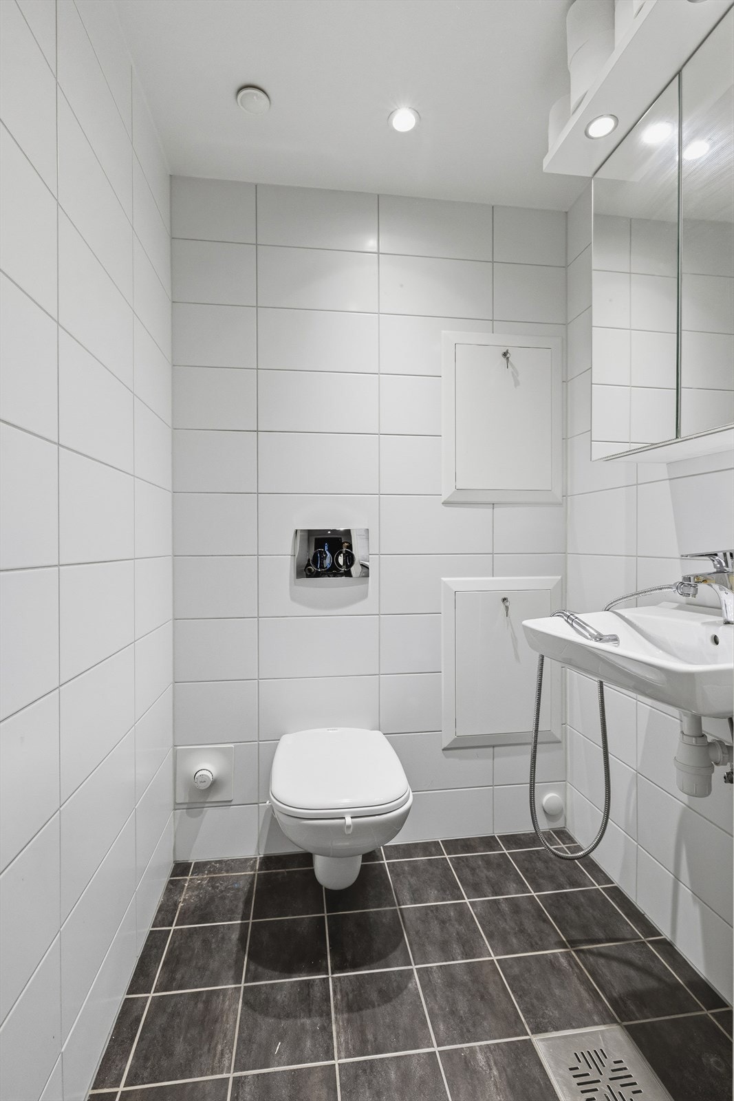 - Eget toalettrom i 1. etasje er en komfortabel detalj i en travel hverdag - Galleribilde