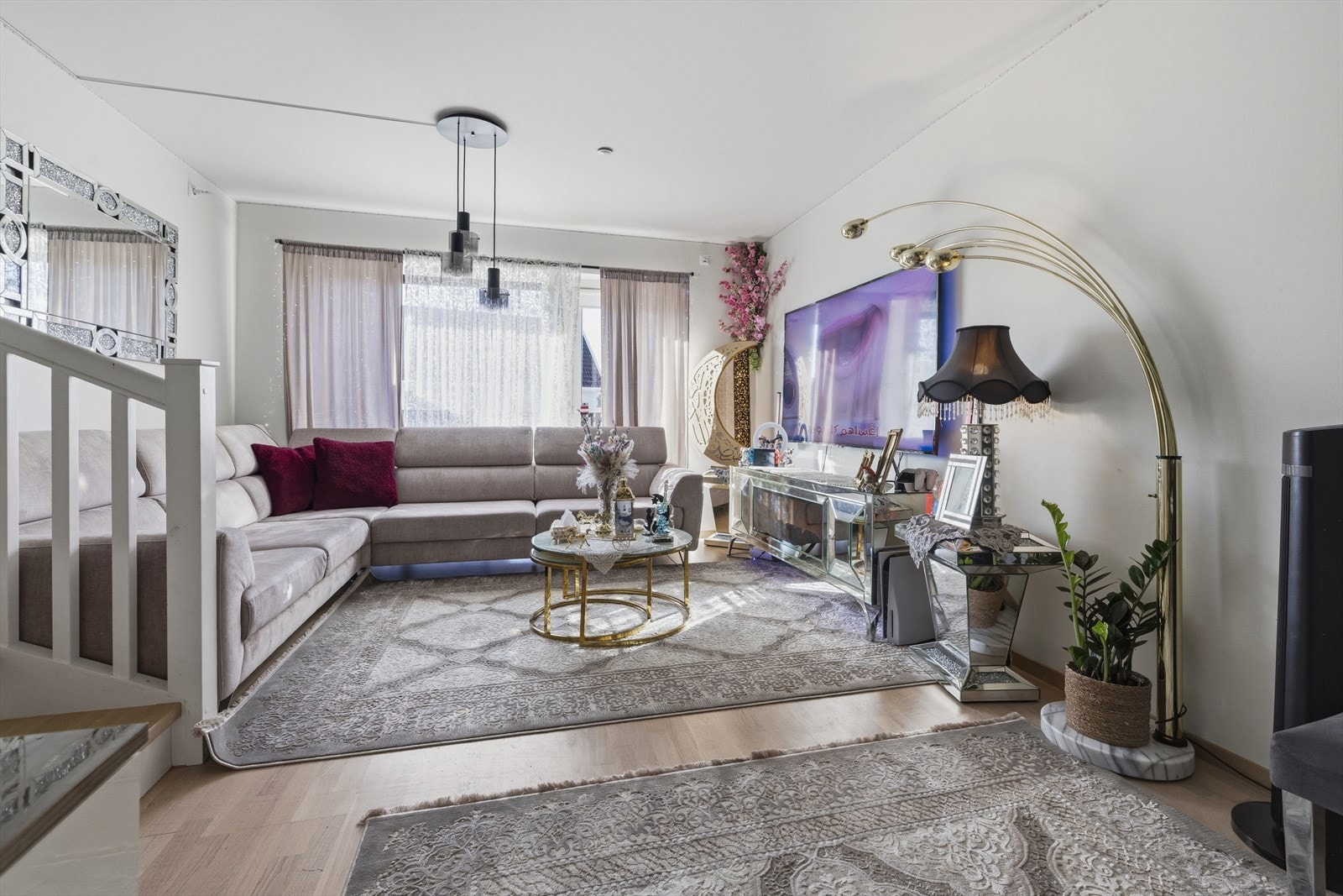 - Hovedstuen fremstår lys, innbydende og lett å møblere - Galleribilde