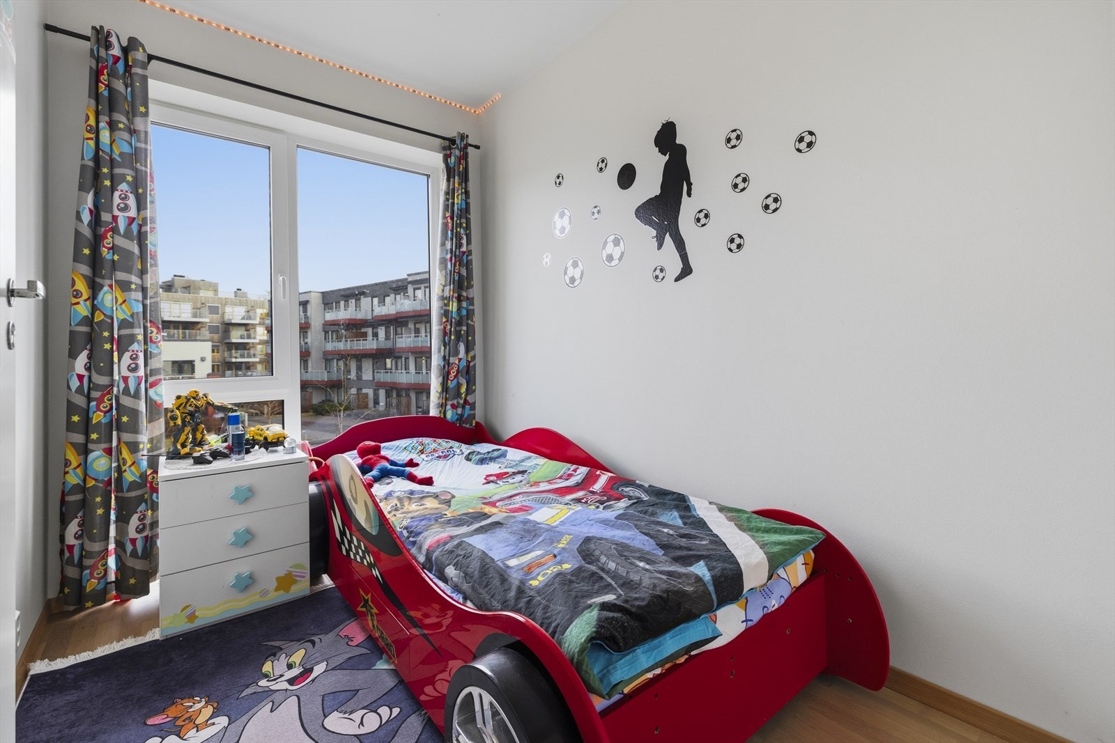 - Et lunt soverom med stort vindusfelt og fint dagslys - Galleribilde