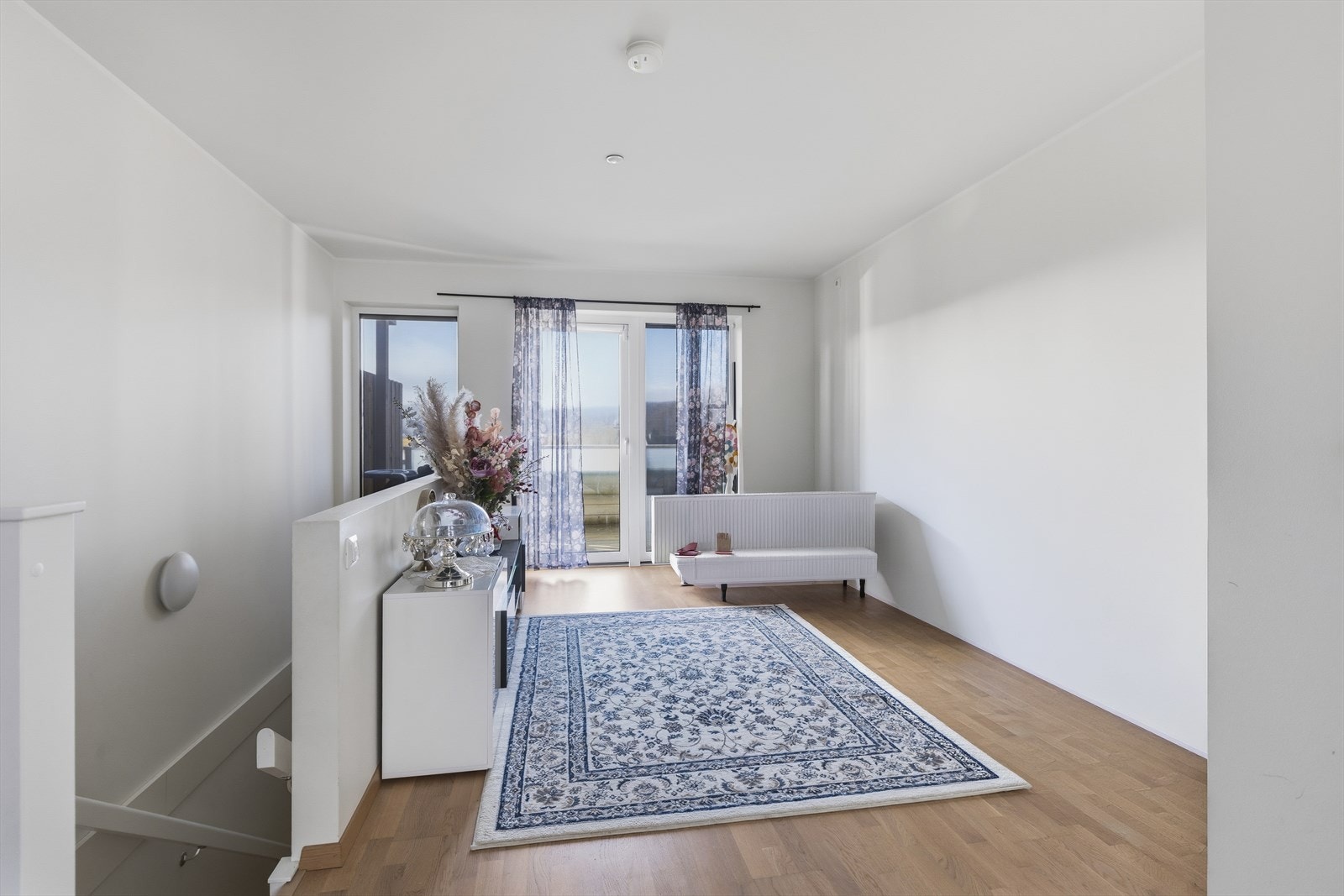 - Den øvre stuen er et ekstra oppholdsrom i toppetasjen som gir mange innredningsmuligheter og en skjermet sone i boligen. Perfekt som TV-stue, lesekrok eller hjemmekontor - Galleribilde