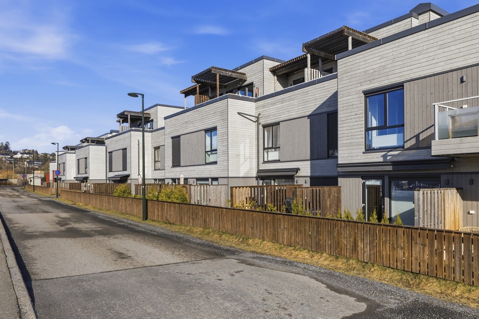 - Rekkehuset ligger pent til i en rolig intern gate - Galleribilde