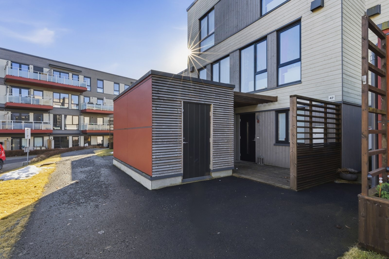 - Inngangspartiet er oversiktlig og rekkehuset ligger fint til i en familievennlig og rolig intern gate - Galleribilde