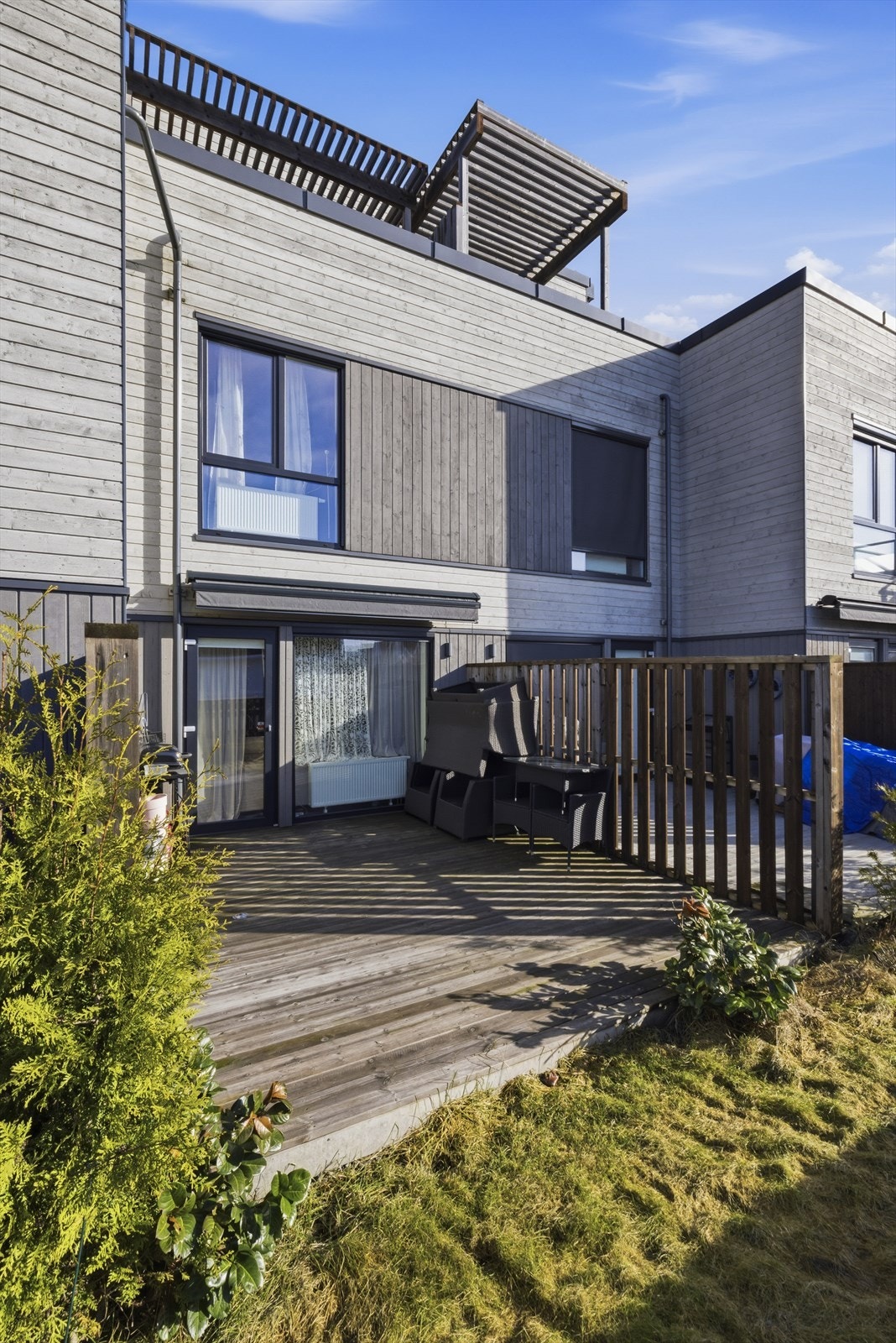 - Moderne rekkehusbebyggelse med gjennomført arkitektur og egne uteområder - Galleribilde