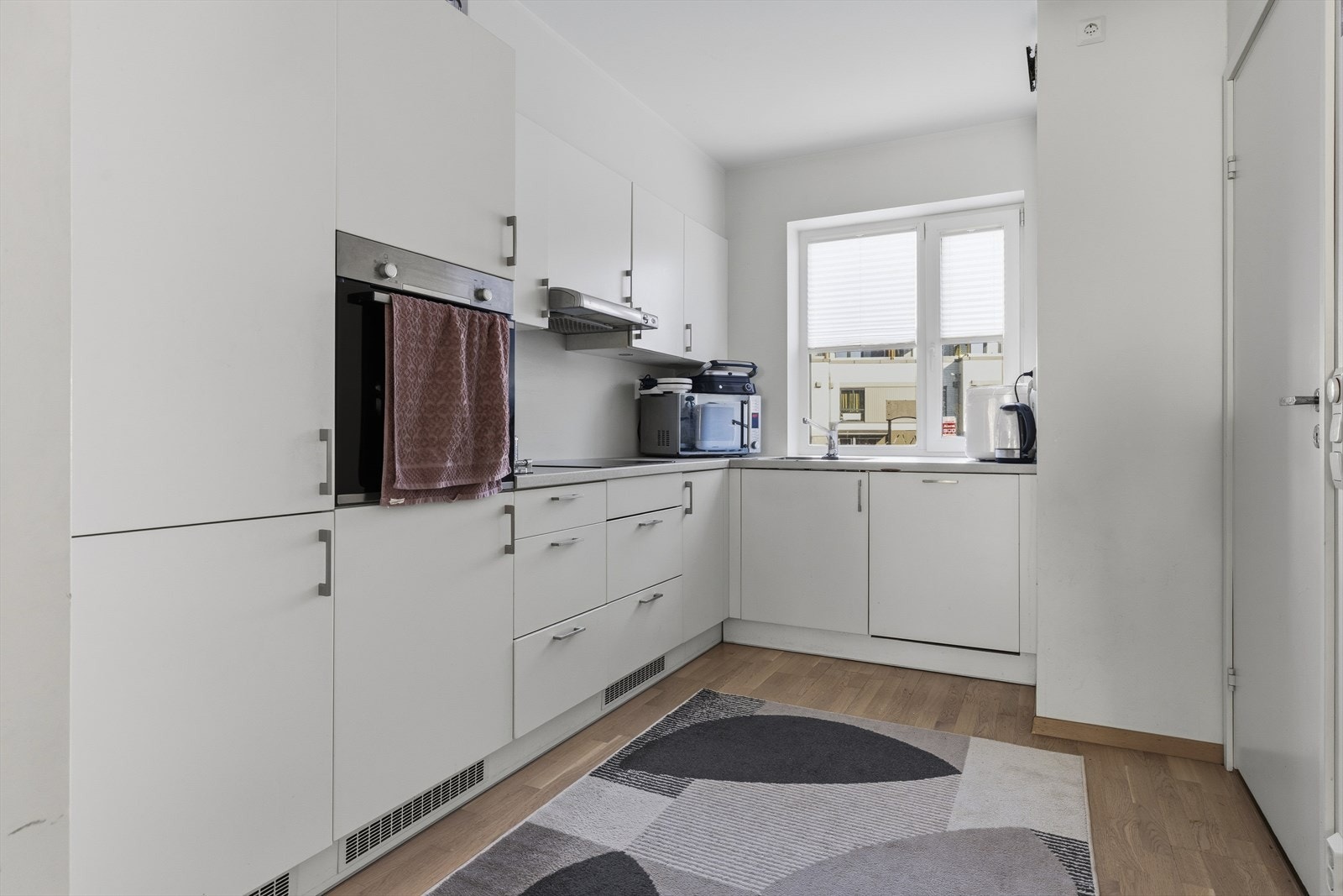 - Kjøkkenet har et moderne uttrykk og gode arbeidsflater - Galleribilde