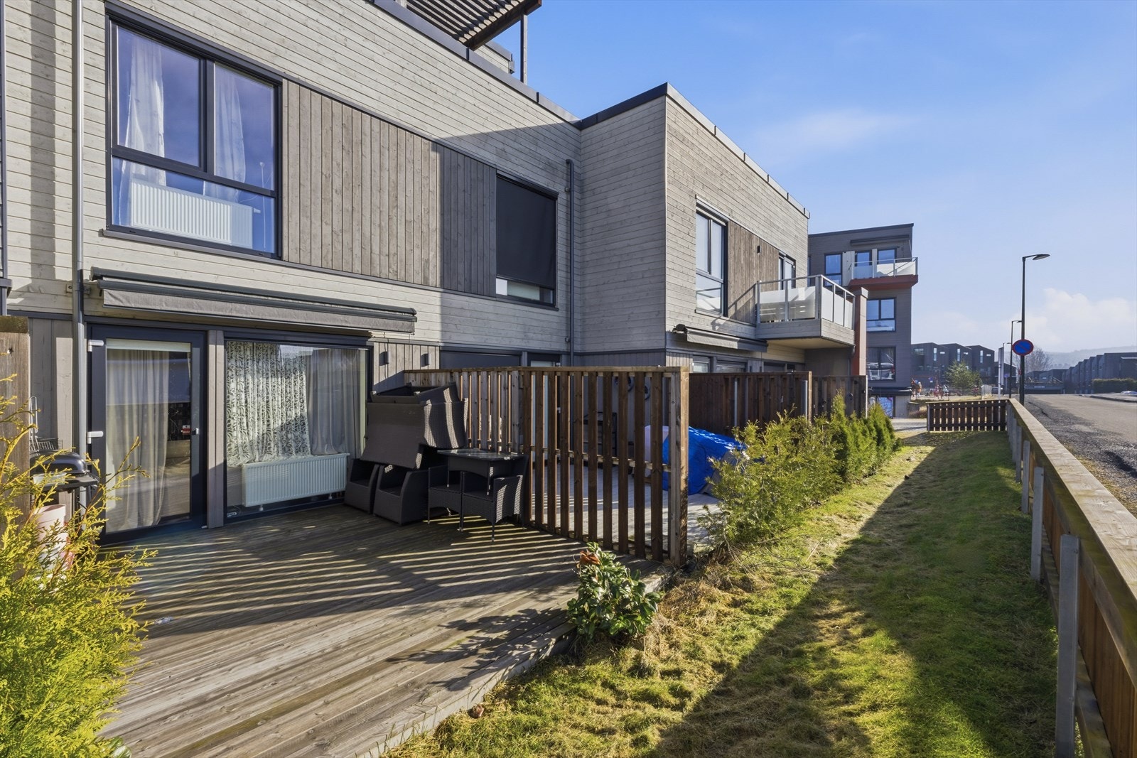 - Et moderne og familievennlig rekkehus med god intern beliggenhet. Boligen har flere uteplasser som forlenger oppholdsarealet - Galleribilde