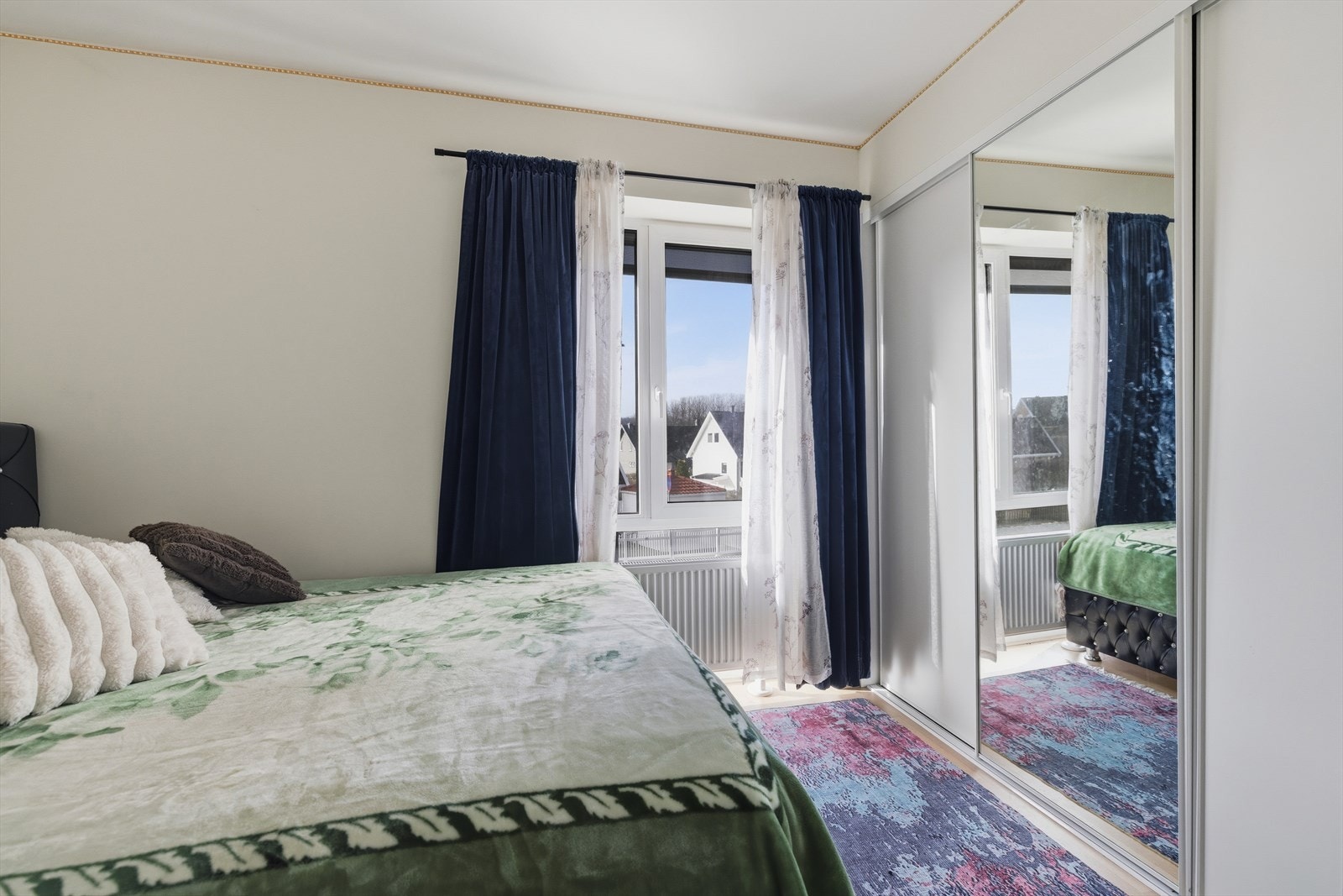 - Hovedsoverom med god bredde og fin plassering av seng mot vinduspartiet - Galleribilde