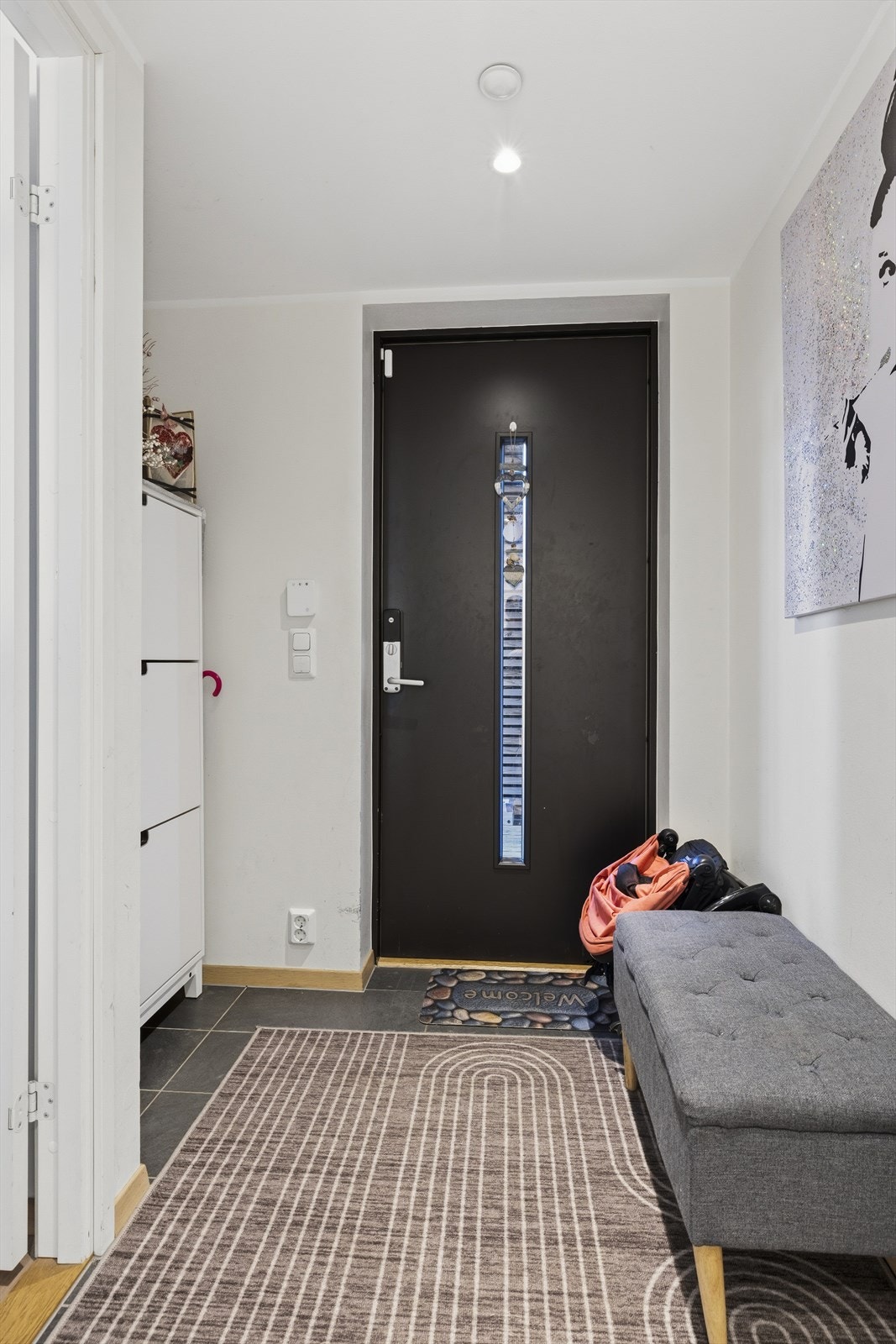 - Entréen gir et ryddig førsteinntrykk og god flyt videre inn i boligen - Galleribilde