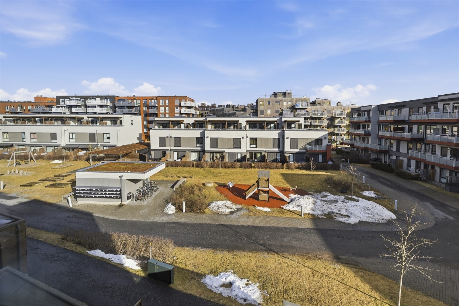 Utsyn mot fellesarealer og et ryddig, trivelig bomiljø. Galleribilde