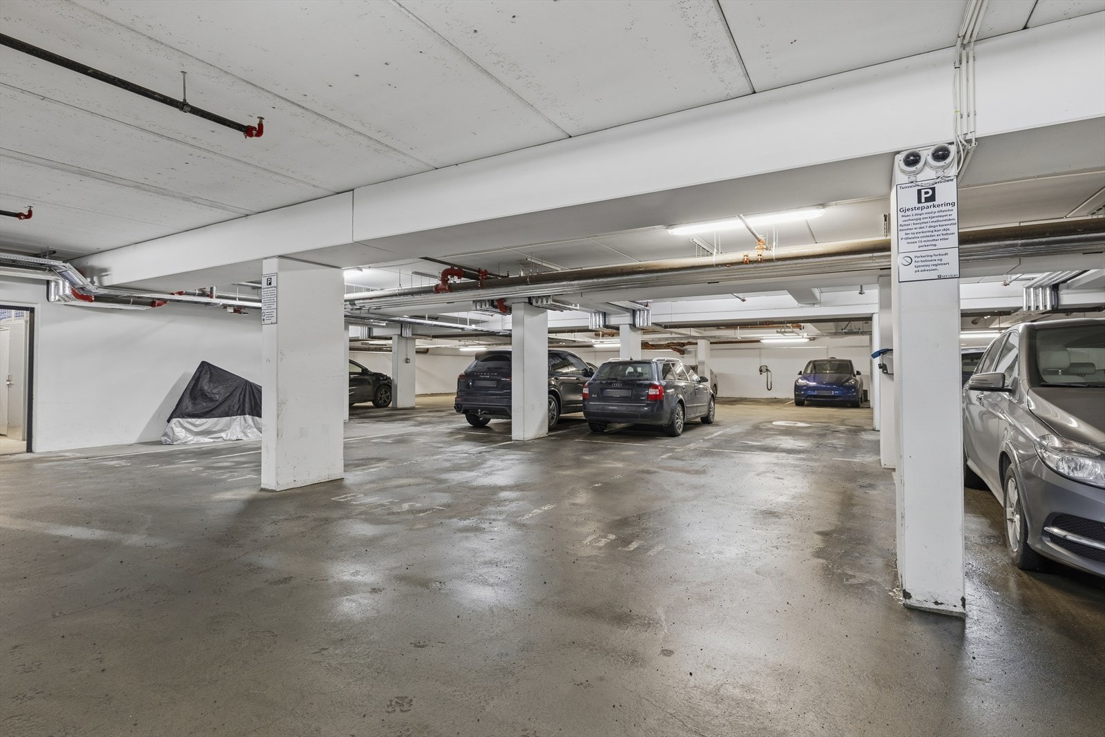 - Boligen disponerer en garasjeplass i felles garasjeanlegg - Galleribilde