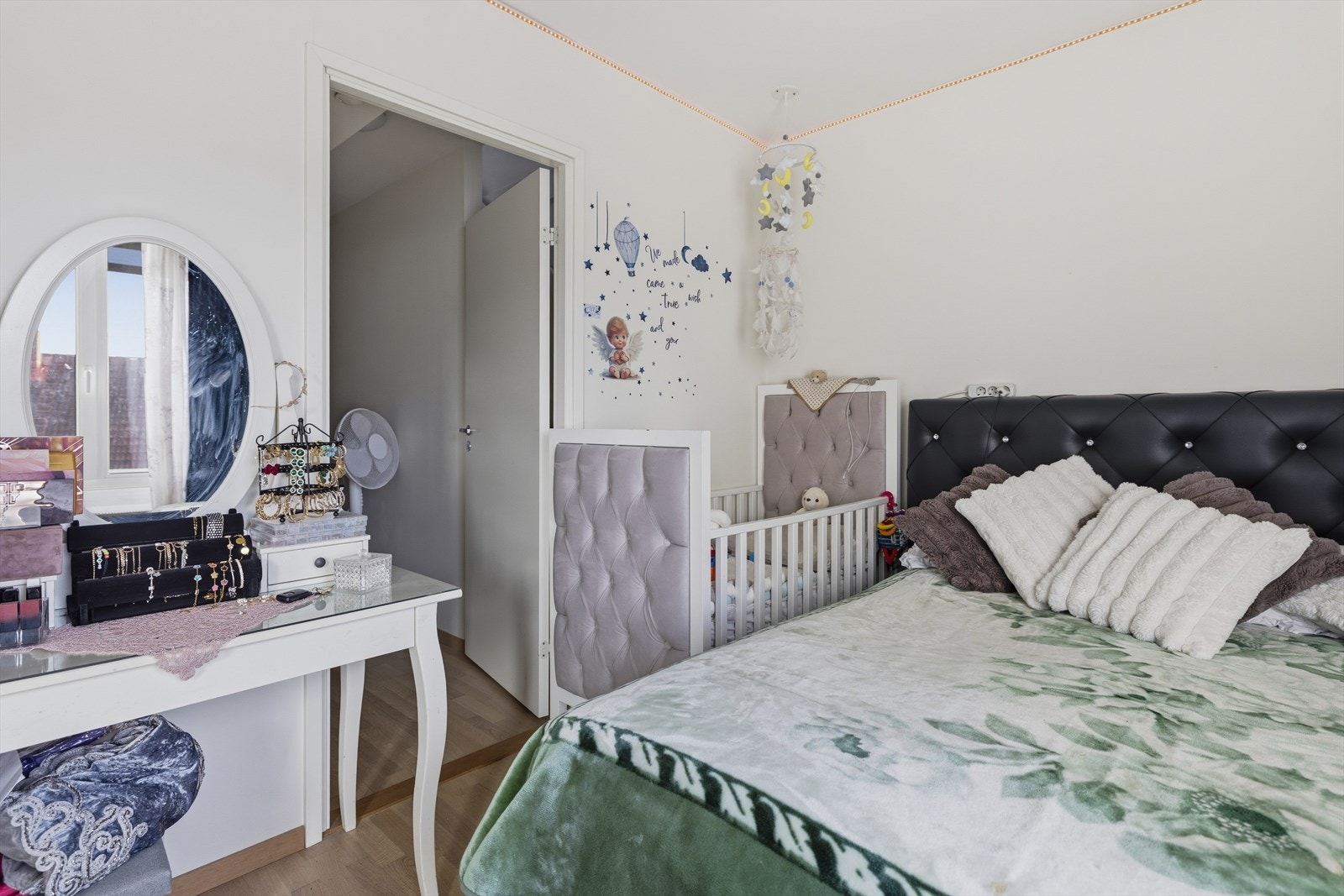 - Her er det godt med plass til både soveavdeling og tilhørende møblement - Galleribilde