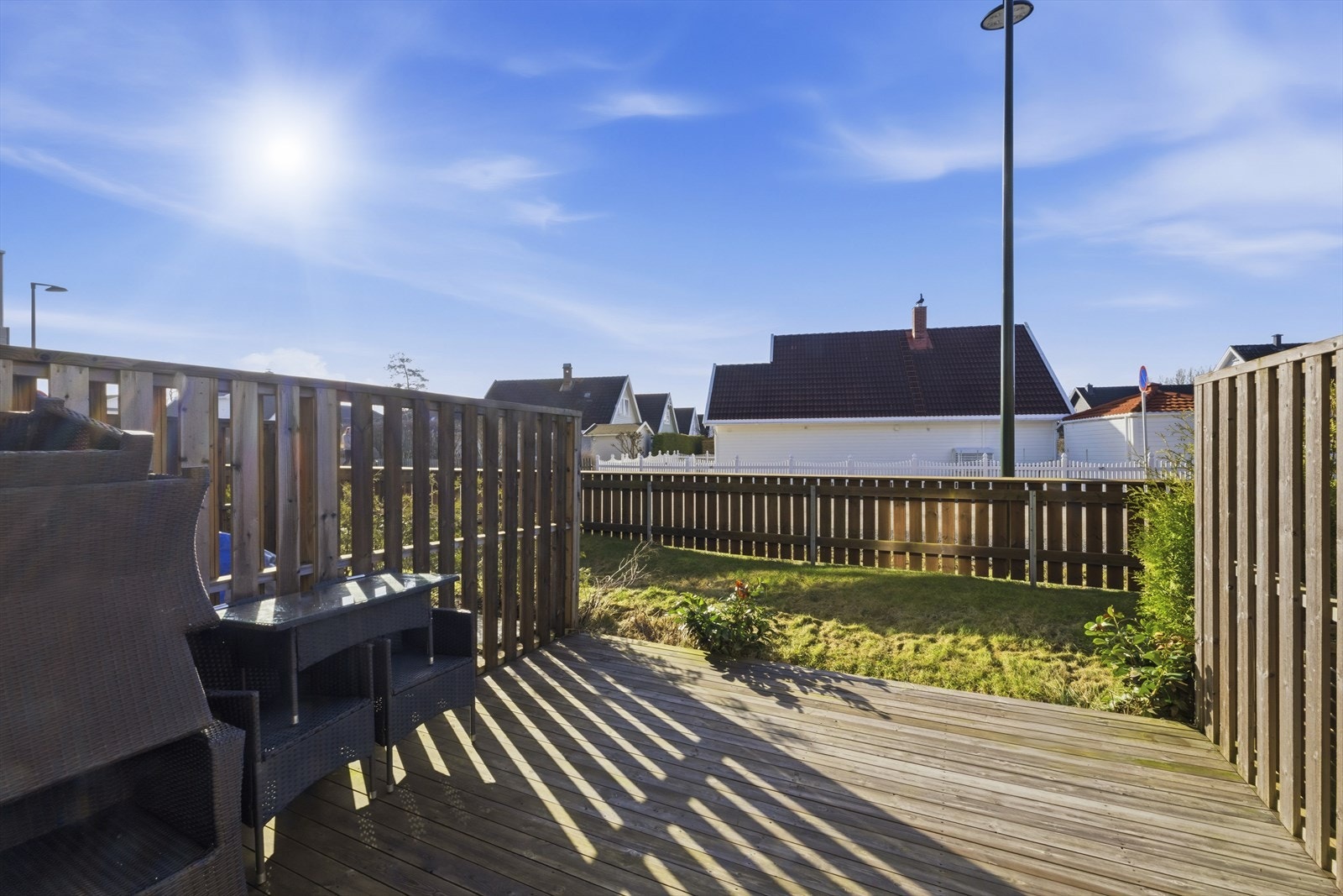 - Terrasse på bakkeplan med lun skjerming og plass til utemøbler - Galleribilde