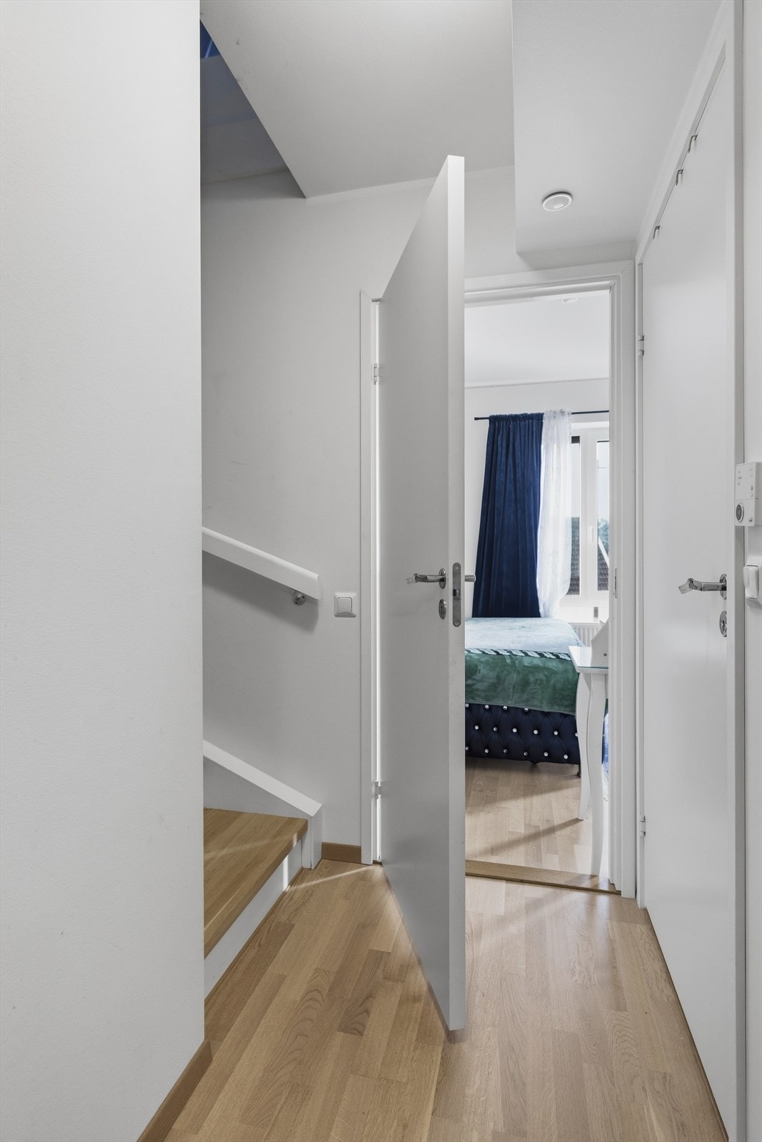 - Gangarealet binder etasjen fint sammen og skaper en praktisk romflyt - Galleribilde