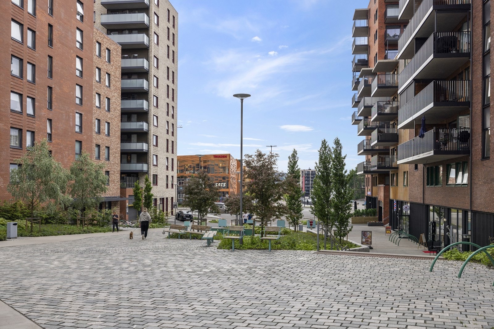 - Området kombinerer moderne bebyggelse med grønne innslag - Galleribilde