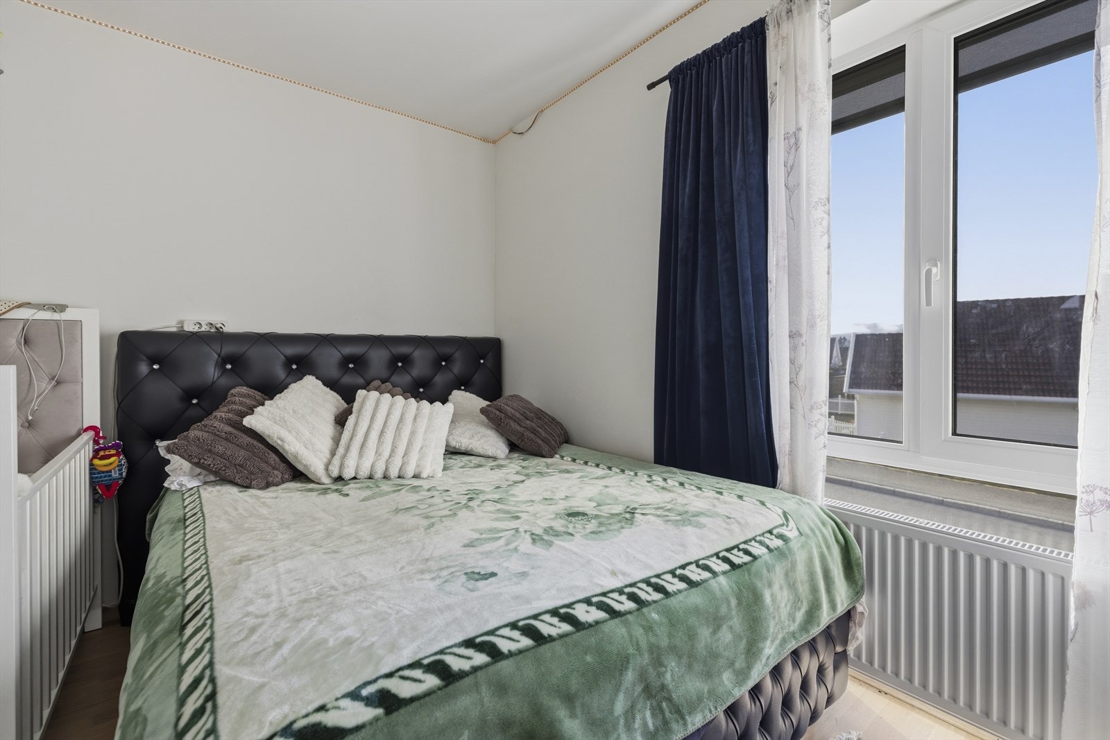 - Rommet har en luftig atmosfære og flere naturlige møbleringssoner - Galleribilde