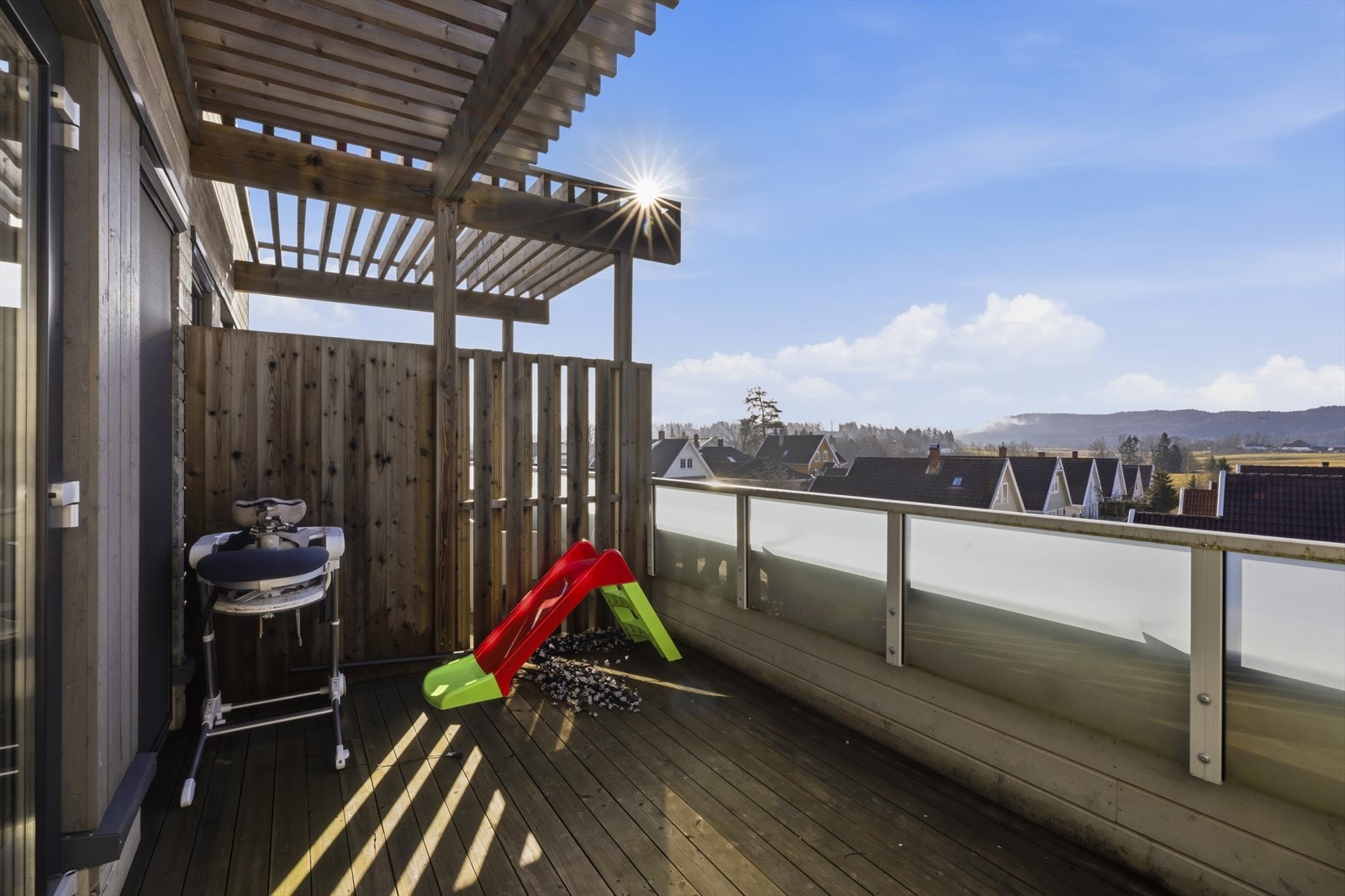 - En skjermet takterrasse med god plass til både loungemøbler og grill - Galleribilde